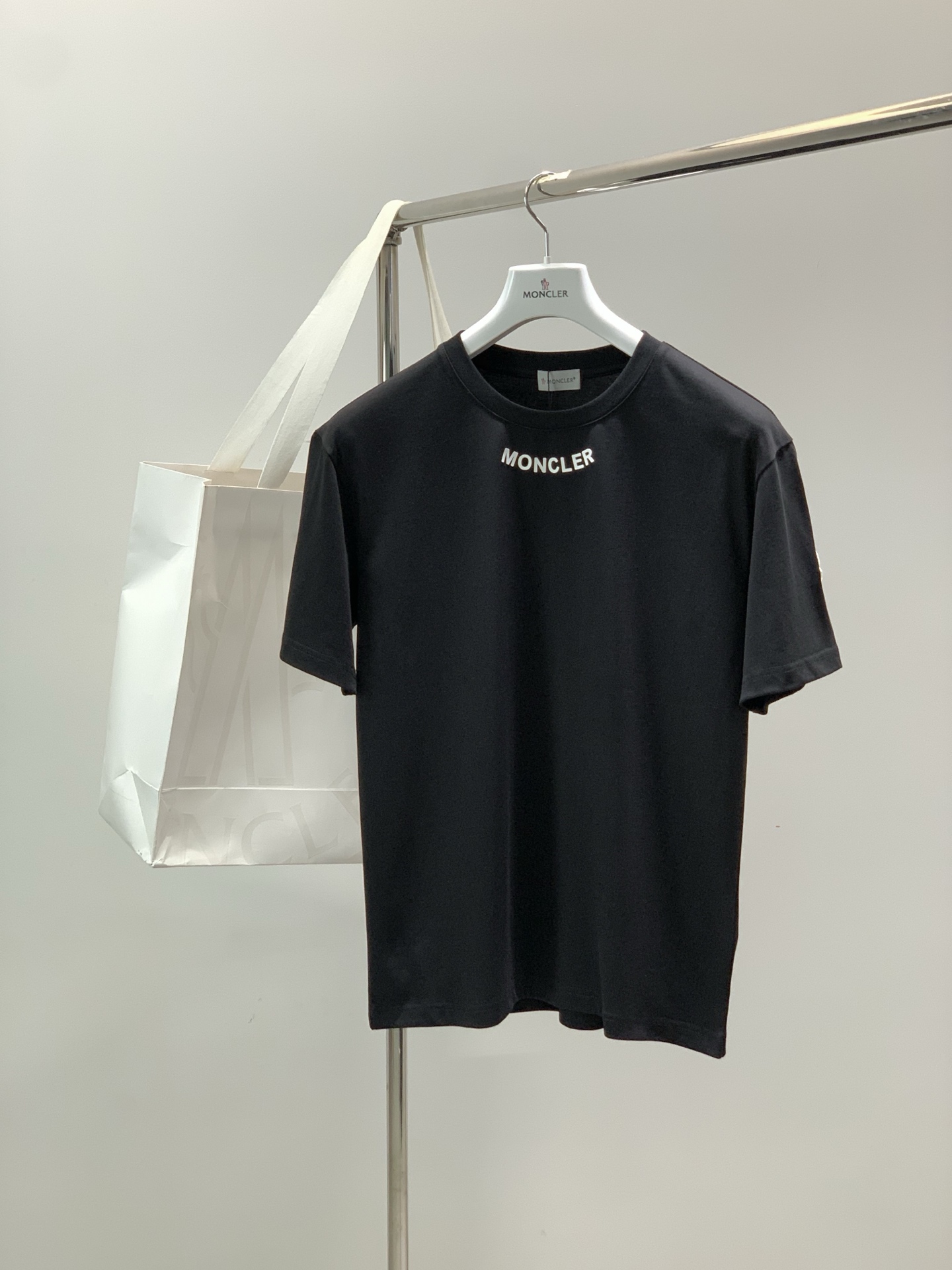 NO:842406,, Moncler Mouth Mouth, the latest 2026 summer products, available at counters simultaneously, original order, fashionable and casual round neck short-sleeved T-shirt, comfortable upper body!  Eye-catching and bright, using imported original fabrics, top-notch embroidery printing technology, letter pattern logo, simple yet fashionable, fashionable and handsome upper body, 2 colors recommended, size M-3XL, Moncler, T-shirt, tees, t-shirt,19860909,Moncler 蒙口,2026夏季最新品,专柜同步有售,原单狠货,时尚休闲圆领短袖T恤,上身舒适！吸睛而有亮点,采用进口原版面料,顶级刺绣印花工艺字母图案logo,简单而不失时尚,上身时尚帅气,2色推荐,码数M-3XL,,Moncler,T-shirt,tees，t-shirt,,Men's clothing