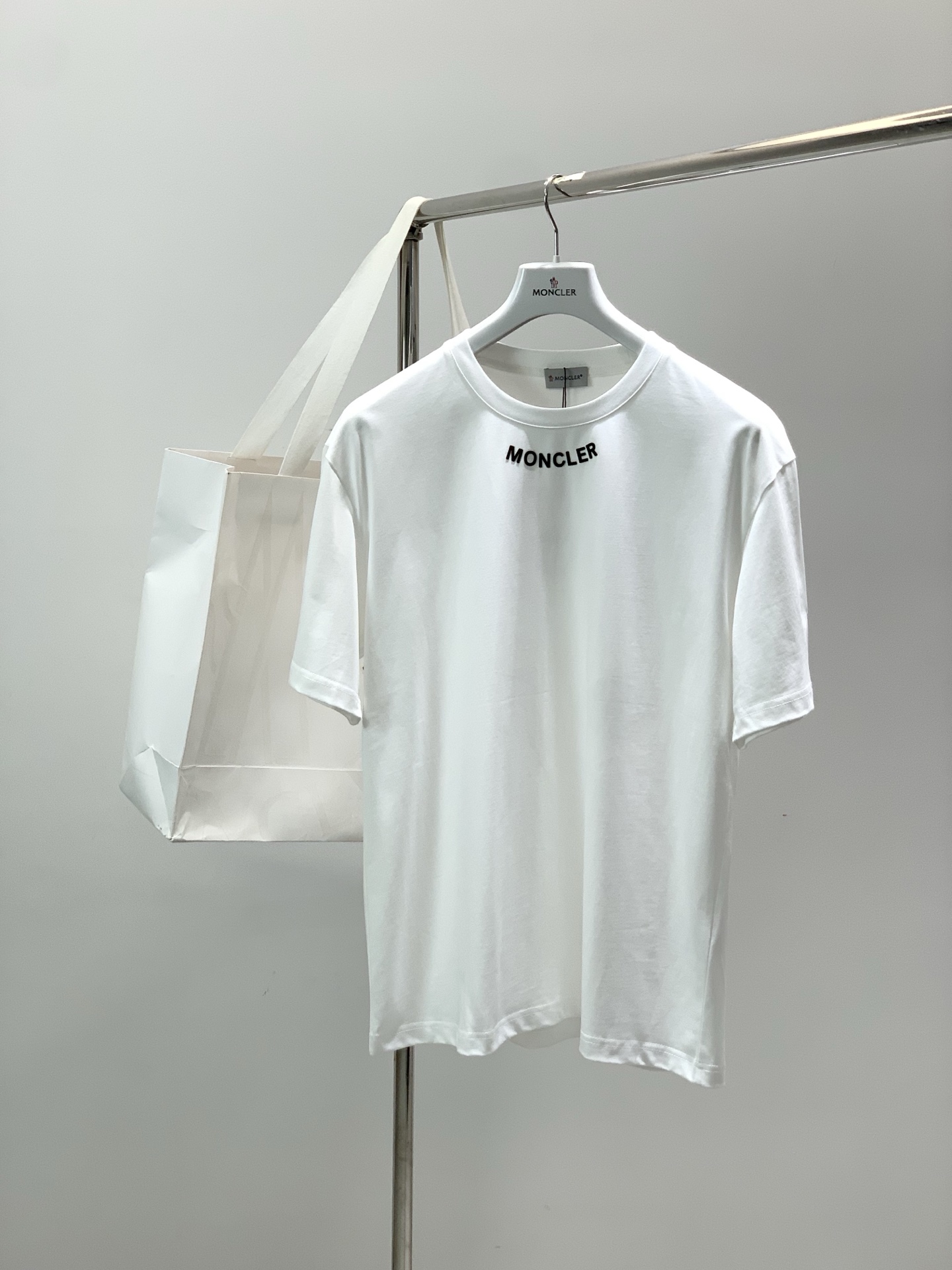 NO:842410,, Moncler Mouth Mouth, the latest 2026 summer products, available at counters simultaneously, original order, fashionable and casual round neck short-sleeved T-shirt, comfortable upper body!  Eye-catching and bright, using imported original fabrics, top-notch embroidery printing technology, letter pattern logo, simple yet fashionable, fashionable and handsome upper body, 2 colors recommended, size M-3XL, Moncler, T-shirt, tees, t-shirt,19860909,Moncler 蒙口,2026夏季最新品,专柜同步有售,原单狠货,时尚休闲圆领短袖T恤,上身舒适！吸睛而有亮点,采用进口原版面料,顶级刺绣印花工艺字母图案logo,简单而不失时尚,上身时尚帅气,2色推荐,码数M-3XL,,Moncler,T-shirt,tees，t-shirt,,Men's clothing