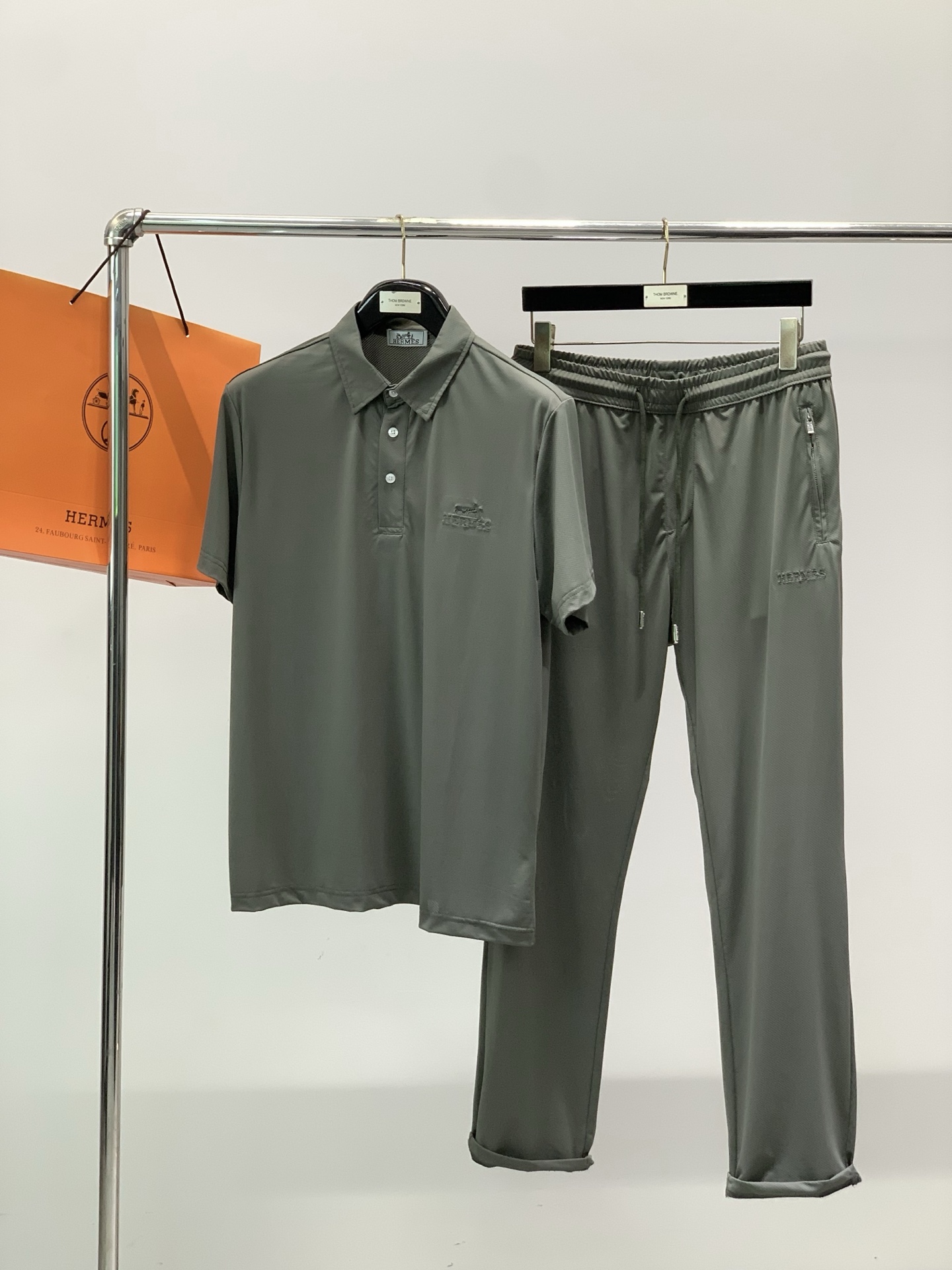 NO:842418,One set, Hermès, 2026 summer latest products, available at counters simultaneously, original goods, fashionable casual suits, customized imported original fabrics, comfortable and breathable, top-notch embroidery technology letter pattern decorative logo, original hardware accessories decoration, handsome and stylish upper body, 3 colors recommended, size M-3XL,, hermes, hermes,19860909一套,Hermès 爱马仕,2026夏季最新品,专柜同步有售,原单狠货,时尚休闲套装,定制进口原版面料,舒适透气,顶级刺绣工艺字母图案装饰logo, 原版五金辅料装饰,上身帅气有型,3色推荐,码数M-3XL,,hermes,hermes,,Men's clothing