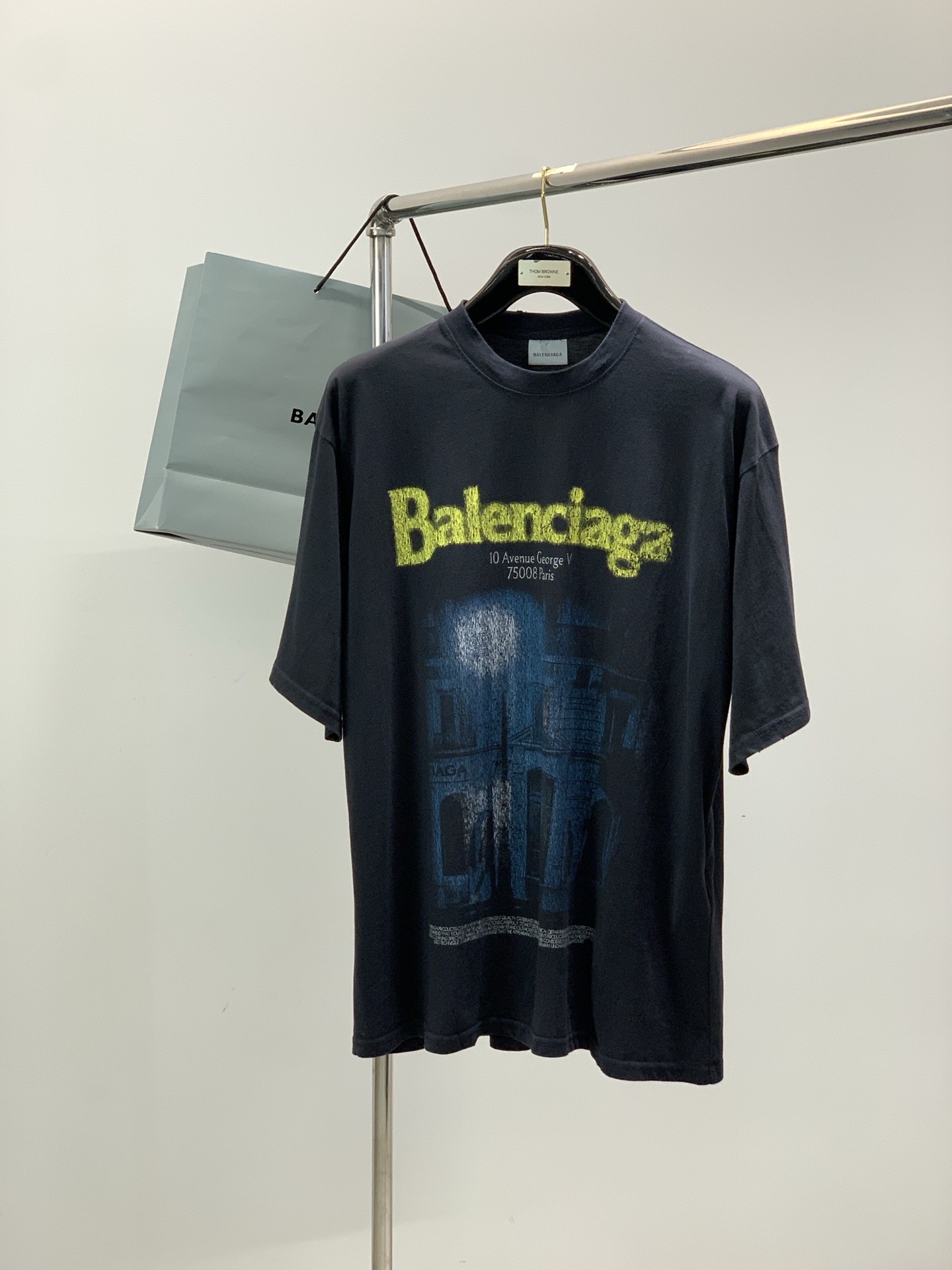 NO:844479,, Balenciaga, the latest model for summer 2026, available at counters simultaneously, original goods, hot style fashionable casual round neck short-sleeved T-shirt, imported original fabric, unique design, top-notch printing technology letter pattern decorative logo, simple and fashionable, handsome upper body, complete three labels, size XS-L size number, bust, shoulder width, sleeve length XS741225224 S761265424.5  M781305625 L801345825.5,,balenciaga,balenciaga,T-shirt,tees,t-shirt,19860909,Balenciaga 巴黎世家,2026夏季最新款,专柜同步有售,原单狠货,爆款时尚休闲圆领短袖T恤,进口原版面料,独特设计,顶级印花工艺字母图案装饰logo,简约时尚 ,上身帅气,三标齐全,码数XS-L 码数衣长胸围肩宽袖长 XS741225224 S761265424.5 M781305625 L801345825.5,,balenciaga,balenciaga,T-shirt,tees，t-shirt,,Men's clothing