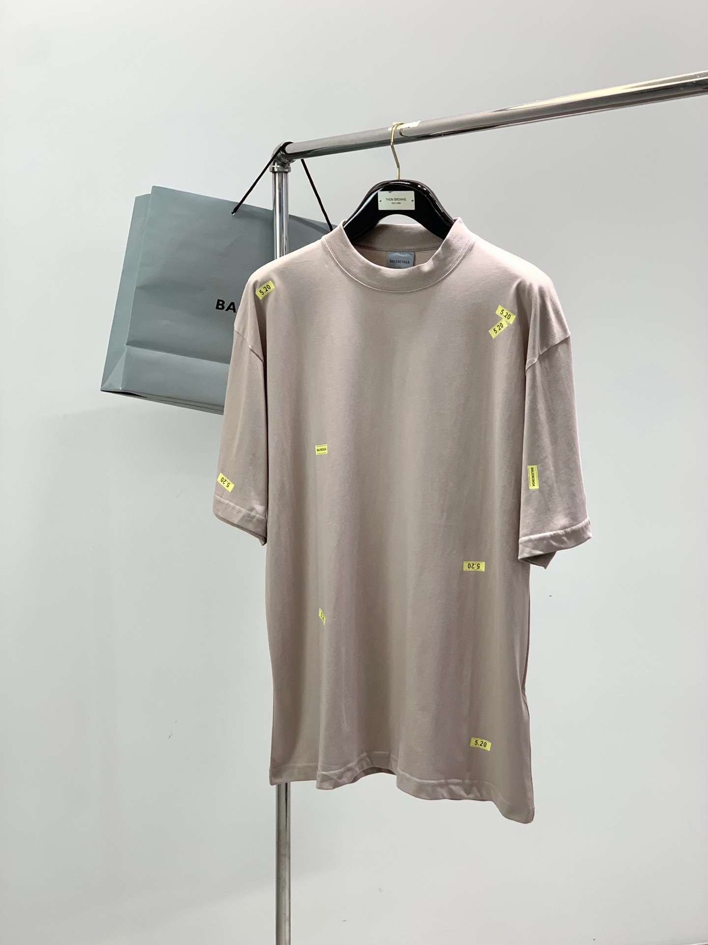 NO:844524,, Balenciaga, the latest model for summer 2026, available at counters simultaneously, original goods, popular fashion casual round neck short-sleeved T-shirt, imported original fabric, unique design, top-notch printing technology letter pattern decorative logo, simple and fashionable, handsome upper body, complete three labels, size XS-L size number, chest, shoulder width, sleeve length XS745425 S761245625.5 M781285826  L801326026.5,,balenciaga,balenciaga,T-shirt,tees,t-shirt,19860909,Balenciaga 巴黎世家,2026夏季最新款,专柜同步有售,原单狠货,爆款时尚休闲圆领短袖T恤,进口原版面料,独特设计,顶级印花工艺字母图案装饰logo,简约时尚 ,上身帅气,三标齐全,码数XS-L 码数衣长胸围肩宽袖长 XS745425 S761245625.5 M781285826 L801326026.5,,balenciaga,balenciaga,T-shirt,tees，t-shirt,,Men's clothing