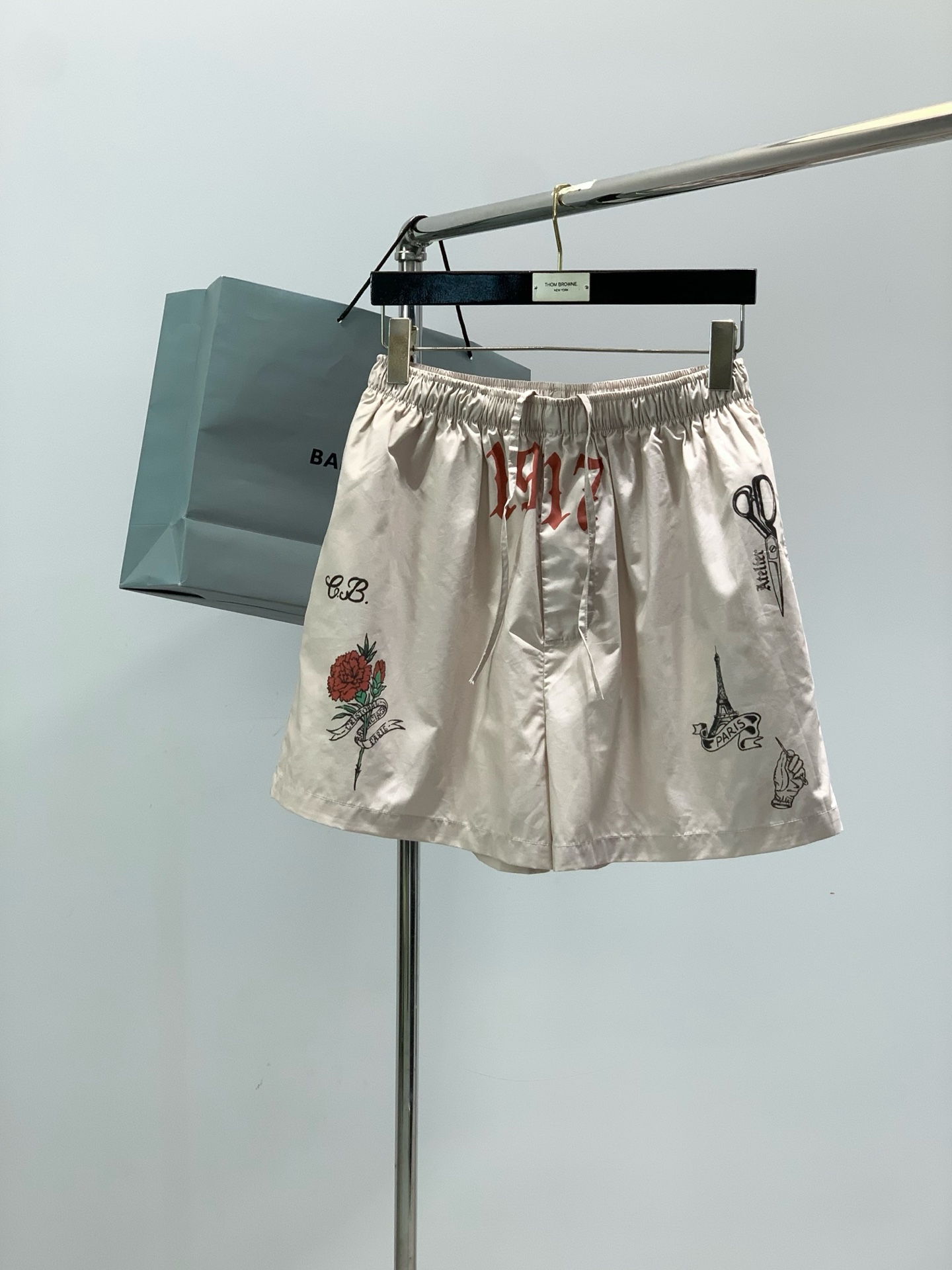 NO:844496,Clothes, shorts P, Balenciaga Balenciaga, 2026 summer latest style, available at counters, original order, popular fashion casual short-sleeved suit, imported original fabric, unique design, top-notch printing technology letter pattern decorative logo, simple and fashionable, handsome upper body, complete three standards, size S-XL, size SMLXL, length 78798081, bust 112116124  Shoulder width 58596061 Sleeve length / 1 SMLXL Pants length 42434445 Waist circumference 70747882 Arm circumference 124128132136,,balenciaga,balenciaga,shorts,T-shirt,19860909衣服,短裤P,Balenciaga 巴黎世家,2026夏季最新款,专柜同步有售,原单狠货,爆款时尚休闲短袖套装,进口原版面料,独特设计,顶级印花工艺字母图案装饰logo,简约时尚 ,上身帅气,三标齐全,码数S-XL 尺码SMLXL 衣长78798081 胸围112116124 肩宽58596061 袖长/ 1 SMLXL 裤长42434445 腰围70747882 臂围124128132136,,balenciaga,balenciaga,shorts,T-shirt,,Men's clothing
