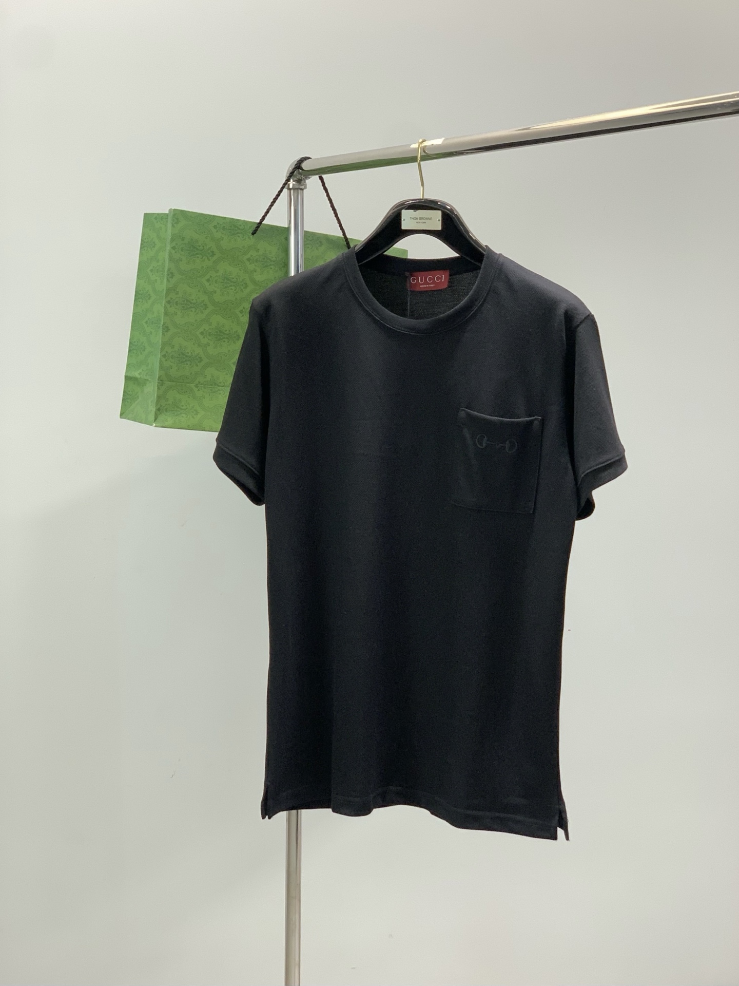 NO:844471,, Gucci, the latest model for summer 2026, available at counters at the same time, original order, fashionable and casual round neck short-sleeved T-shirt, the upper body is very unique!  Eye-catching and bright, imported original fabrics, top embroidery craftsmanship letter pattern decoration Logo, simple yet fashionable, classic atmosphere, comfortable and breathable, handsome and stylish upper body, 2 colors recommended, size S-XL,, gucci, gucci, T-shirt, tees, t-shirt,19860909,Gucci 古驰,2026夏季最新款,专柜同步有售,原单狠货,时尚休闲圆领短袖T恤,上身很有特点！吸睛而有亮点,进口原版面料,顶级刺绣工艺字母图案装饰Logo,简单而不失时尚,经典大气,舒适透气,上身帅气有型,2色推荐,码数S-XL,,gucci,gucci,T-shirt,tees，t-shirt,,Men's clothing