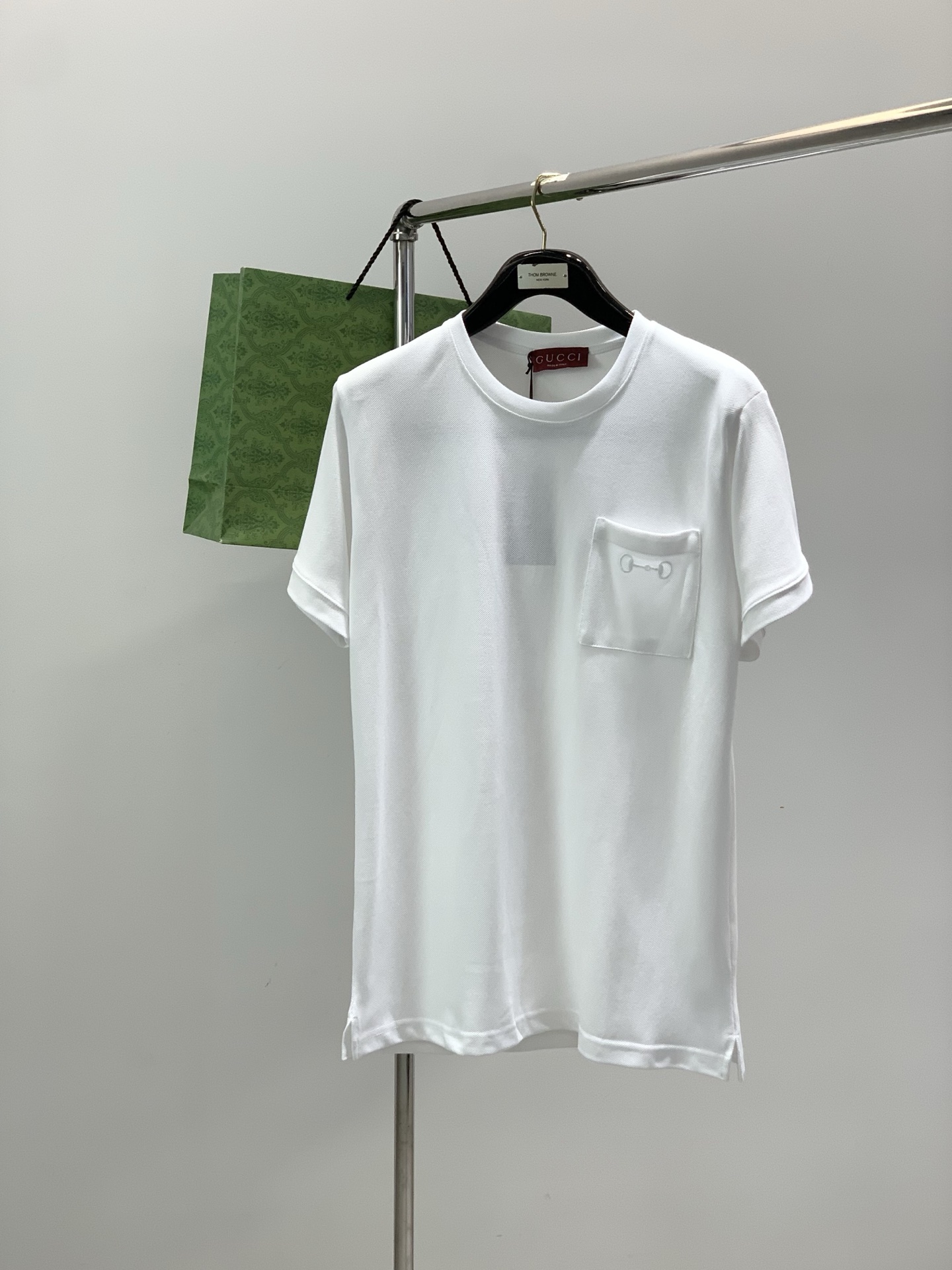 NO:844475,, Gucci, the latest model for summer 2026, available at counters at the same time, original order, fashionable and casual round neck short-sleeved T-shirt, the upper body is very unique!  Eye-catching and bright, imported original fabrics, top embroidery craftsmanship letter pattern decoration Logo, simple yet fashionable, classic atmosphere, comfortable and breathable, handsome and stylish upper body, 2 colors recommended, size S-XL,, gucci, gucci, T-shirt, tees, t-shirt,19860909,Gucci 古驰,2026夏季最新款,专柜同步有售,原单狠货,时尚休闲圆领短袖T恤,上身很有特点！吸睛而有亮点,进口原版面料,顶级刺绣工艺字母图案装饰Logo,简单而不失时尚,经典大气,舒适透气,上身帅气有型,2色推荐,码数S-XL,,gucci,gucci,T-shirt,tees，t-shirt,,Men's clothing