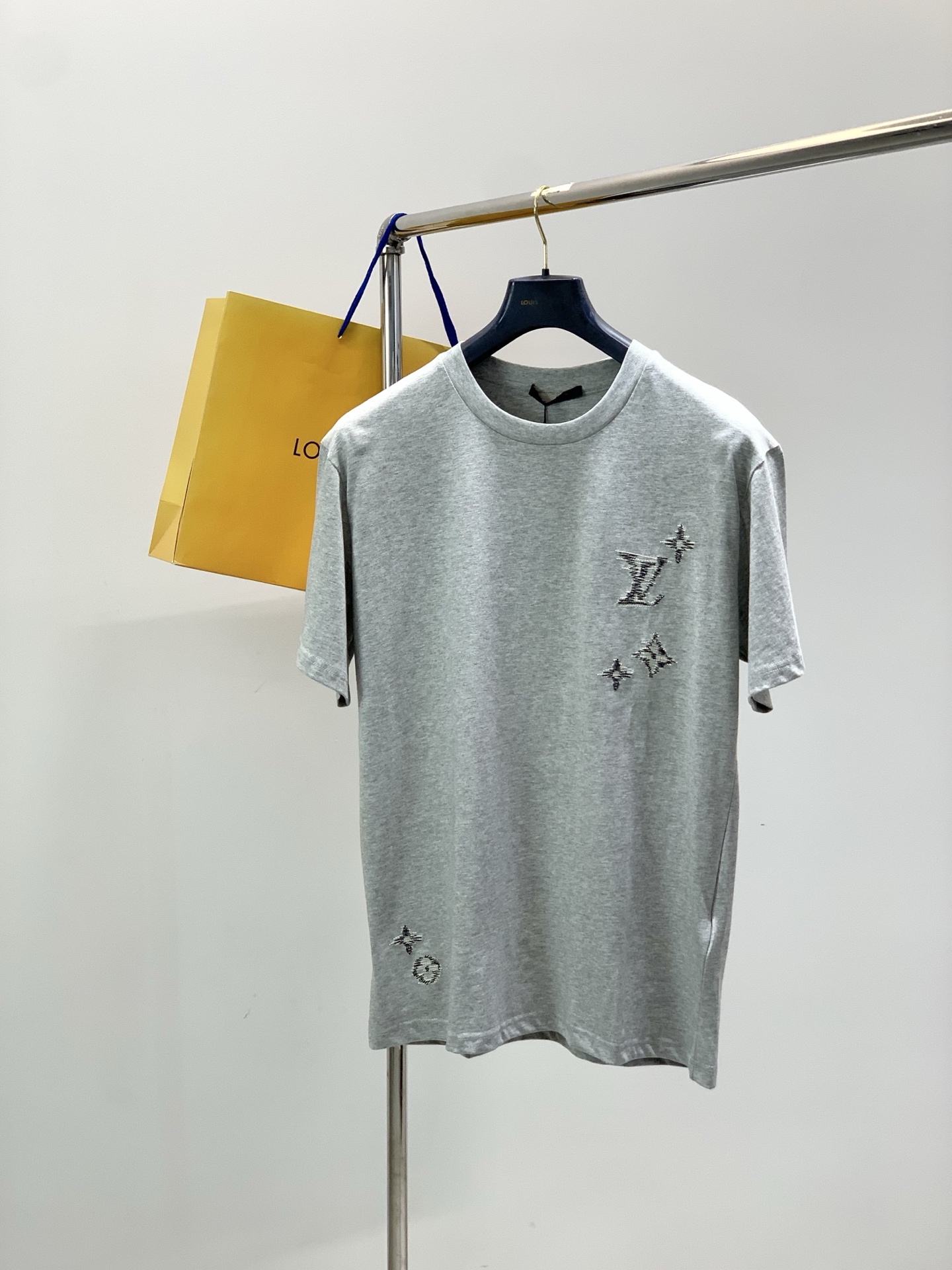 NO:844504,, LouisVuitton Louis Vuitton, the latest model for summer 2026, available at counters at the same time, original order, fashionable and casual round neck short-sleeved T-shirt, the upper body is very unique!  Eye-catching and bright, imported original fabrics, top embroidery craftsmanship letter pattern decoration logo, simple yet fashionable, classic atmosphere, comfortable and breathable, handsome and stylish upper body, size S-XL size SML  vuitton,T-shirt,tees,t-shirt,19860909,LouisVuitton 路易威登,2026夏季最新款,专柜同步有售,原单狠货,时尚休闲圆领短袖T恤,上身很有特点！吸睛而有亮点,进口原版面料,顶级刺绣工艺字母图案装饰Logo,简单而不失时尚,经典大气,舒适透气,上身帅气有型,码数S-XL 尺码SMLXL 衣长72.57475.577 胸围112116120124 袖长21222324 肩宽49515355,,louis vuitton,louis vuitton,T-shirt,tees，t-shirt,,Men's clothing