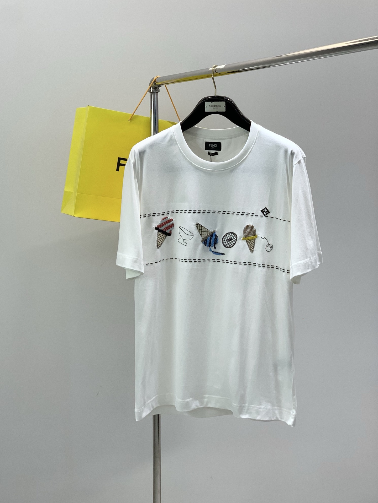 NO:844489,, FENDI Fendi, 2026 summer latest products, available at counters simultaneously, original goods, fashionable and casual round neck short-sleeved T-shirt, imported original fabrics, top embroidery crafts letter pattern logo, unique design, upper body is comfortable and breathable, extremely high-grade, handsome upper body, size S-XL size SMLXL length 70727374 bust 110114118121  Sleeve length 2626.52727.5 shoulder width 4950.55253.5,,fendi,fendi,T-shirt,tees,t-shirt,19860909,FENDI 芬迪,2026夏季最新品,专柜同步有售,原单狠货,时尚休闲圆领短袖T恤,进口原版面料,顶级刺绣工艺字母图案logo,独特设计,上身舒适透气,档次极高,上身帅气十足,码数S-XL 尺码SMLXL 衣长70727374 胸围110114118121 袖长2626.52727.5 肩宽4950.55253.5,,fendi,fendi,T-shirt,tees，t-shirt,,Men's clothing