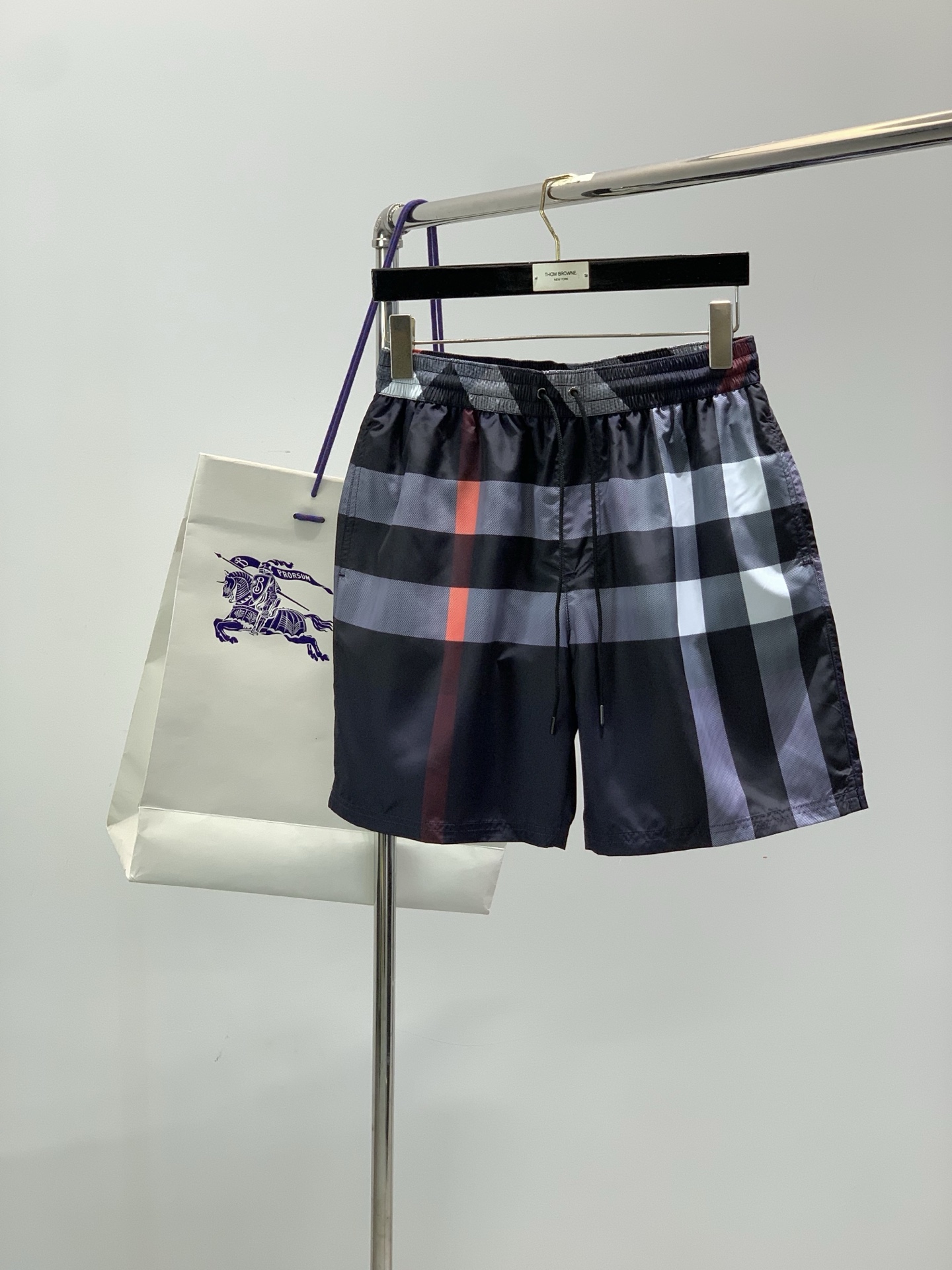 NO:844461,, Burberry, 2026 summer latest products, available at counters simultaneously, original goods, fashionable casual shorts, imported original fabrics, upper body comfortable and breathable, top printing technology letter pattern logo, original hardware accessories decoration, extremely high grade, comfortable and versatile, handsome upper body, size S-XL size SMLXL side length 45464748 waist circumference 76808488  Arm circumference 108112116120 Pants cuff 64666870,,burberry,burberry,shorts,19860909,Burberry 巴宝莉,2026夏季最新品,专柜同步有售,原单狠货,时尚休闲短裤,进口原版面料,上身舒适透气,顶级印花工艺字母图案logo,原版五金辅料装饰,档次极高,舒适百搭,上身帅气十足,码数S-XL 尺码SMLXL 侧长45464748 腰围76808488 臂围108112116120 裤口64666870,,burberry,burberry,shorts,,Men's clothing