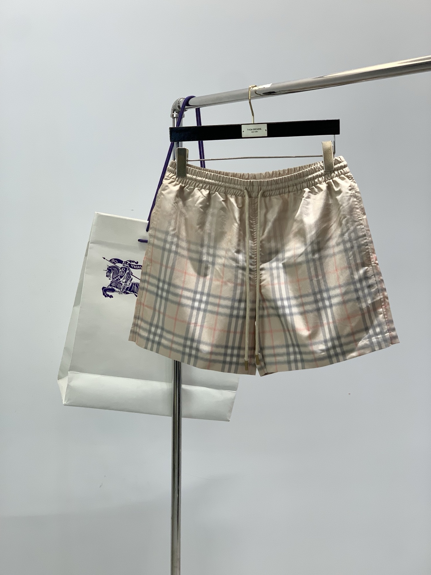 NO:844494,, Burberry, 2026 summer latest products, available at counters simultaneously, original goods, fashionable casual shorts, imported original fabrics, upper body comfortable and breathable, top-notch printing technology letter pattern logo, original hardware accessories decoration, extremely high grade, comfortable and versatile, handsome upper body, size S-XL size SMLXL side length 40414243 waist circumference 73778185  Arm circumference 110114120124,,burberry,burberry,shorts,19860909,Burberry 巴宝莉,2026夏季最新品,专柜同步有售,原单狠货,时尚休闲短裤,进口原版面料,上身舒适透气,顶级印花工艺字母图案logo,原版五金辅料装饰,档次极高,舒适百搭,上身帅气十足,码数S-XL 尺码SMLXL 侧长40414243 腰围73778185 臂围110114120124,,burberry,burberry,shorts,,Men's clothing
