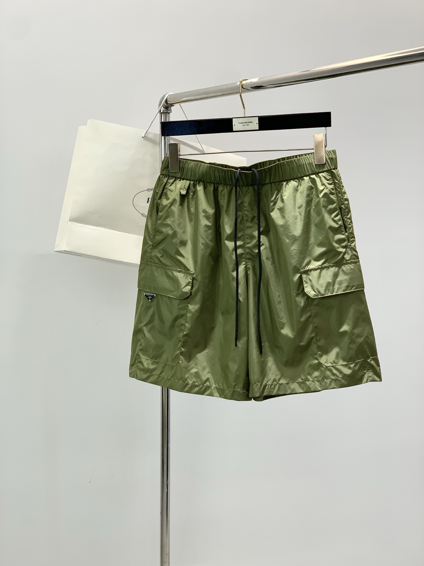 NO:844529,, PRADA Prada, 2026 summer latest products, available at counters simultaneously, fashionable casual shorts, imported original fabrics, extremely complex workmanship, the only channel that can be used as a purchasing agent, top-grade laminated letter pattern logo, original hardware accessories decoration, extremely high-grade, comfortable and versatile, handsome and stylish upper body, 3 colors recommended, size S-XL size SMLXL side length 50515253 waist 73778185  Arm circumference 110114118122 Pants cuff 67697173,,prada,prada,shorts,19860909,PRADA 普拉达,2026夏季最新品,专柜同步有售,时尚休闲短裤,进口原版面料,做工极为复杂,唯一可以做代购级别的渠道狠货,顶级压胶工艺字母图案logo,原版五金辅料装饰,档次极高,舒适百搭,上身帅气有型,3色推荐,码数S-XL 尺码SMLXL 侧长50515253 腰围73778185 臂围110114118122 裤口67697173,,prada,prada,shorts,,Men's clothing
