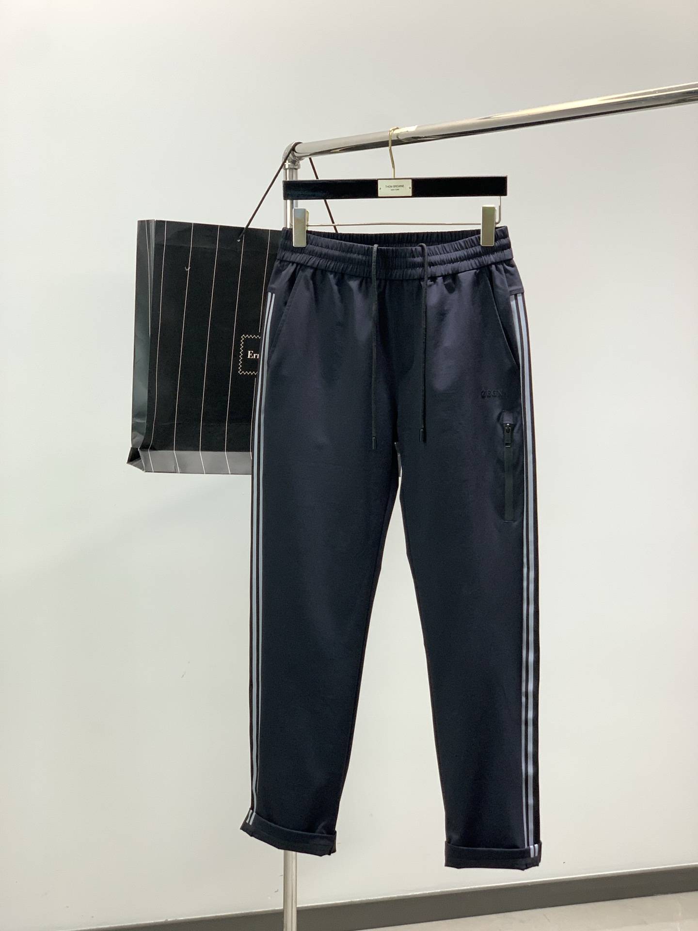 NO:844519,Clothes, pants, Zegna, 2026 spring latest products, available at counters simultaneously, original goods, fashionable casual suits, using imported original fabrics, comfortable and breathable, top-notch printing technology, letter pattern decoration logo, original hardware accessories decoration, the upper body is very handsome!  Size M-3XL,,zegna,19860909衣服,裤子,杰尼亚 Zegna,2026春季最新品,专柜同步有售,原单狠货,时尚休闲套装,采用进口原版面料,舒适透气,顶级印花工艺字母图案装饰logo,原版五金辅料装饰,上身帅气十足！码数M-3XL,,zegna,,Men's clothing