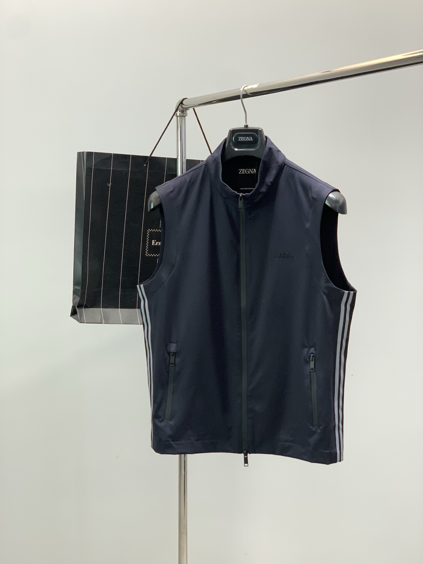 NO:844509,, Zegna, the latest spring 2026 product, available at counters at the same time, original order, fashionable and casual vest, made of imported original fabric, comfortable and breathable, top-notch printing technology, letter pattern decoration logo, original hardware accessories decoration, the upper body is very handsome!  Size M-3XL,,zegna,19860909,杰尼亚 Zegna,2026春季最新品,专柜同步有售,原单狠货,时尚休闲马甲,采用进口原版面料,舒适透气,顶级印花工艺字母图案装饰logo,原版五金辅料装饰,上身帅气十足！码数M-3XL,,zegna,,Men's clothing