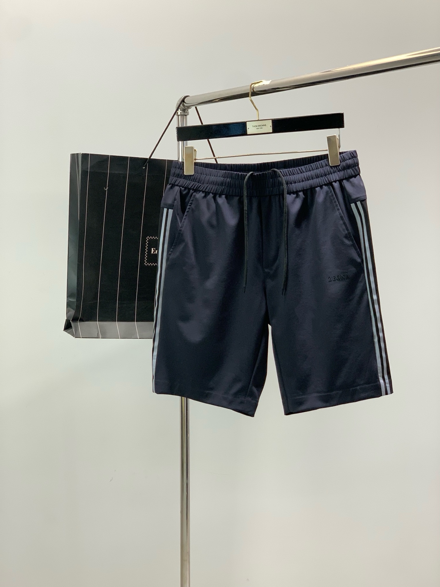 NO:844514,, Zegna, 2026 summer latest product, available at counters simultaneously, original goods, fashionable casual shorts, made of imported original fabrics, comfortable and breathable, top-notch printing technology, letter pattern decoration logo, original hardware accessories decoration, the upper body is very handsome!  Size M-3XL,,zegna,shorts,19860909,杰尼亚 Zegna,2026夏季最新品,专柜同步有售,原单狠货,时尚休闲短裤,采用进口原版面料,舒适透气,顶级印花工艺字母图案装饰logo,原版五金辅料装饰,上身帅气十足！码数M-3XL,,zegna,shorts,,Men's clothing