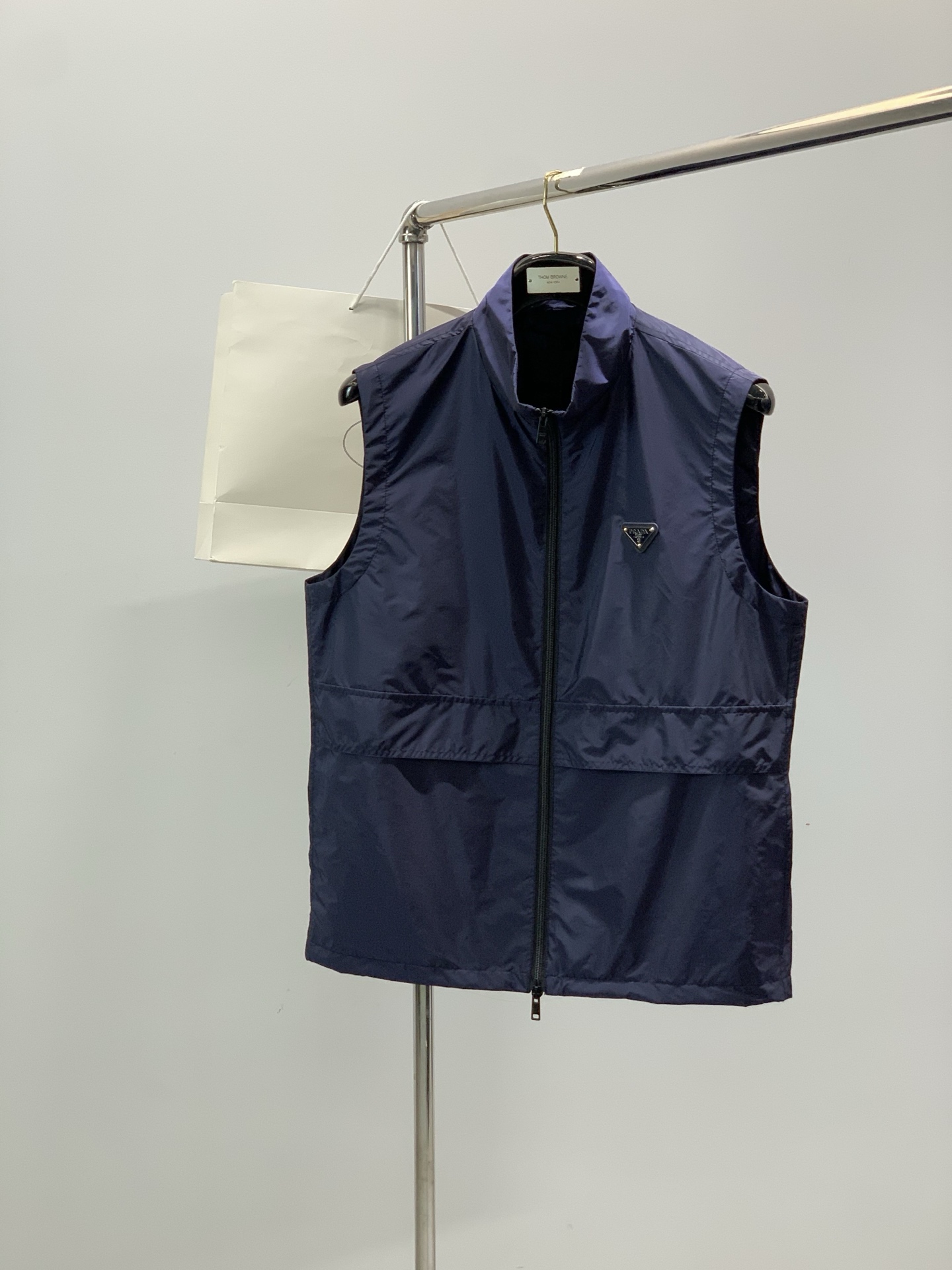NO:844499,, PRADA, the latest spring product of 2026, available at counters simultaneously, fashionable casual vest, imported original fabrics, extremely complicated workmanship, the only channel that can be used as a purchasing agent, top-grade laminated letter pattern logo, original hardware accessories decoration, comfortable and versatile, handsome and stylish upper body, 2 colors recommended, size M-3XL,, prada, prada,19860909,PRADA 普拉达,2026春季最新品,专柜同步有售,时尚休闲马甲,进口原版面料,做工极为复杂,唯一可以做代购级别的渠道狠货,顶级压胶工艺字母图案logo,原版五金辅料装饰,舒适百搭,上身帅气有型,2色推荐,码数M-3XL,,prada,prada,,Men's clothing