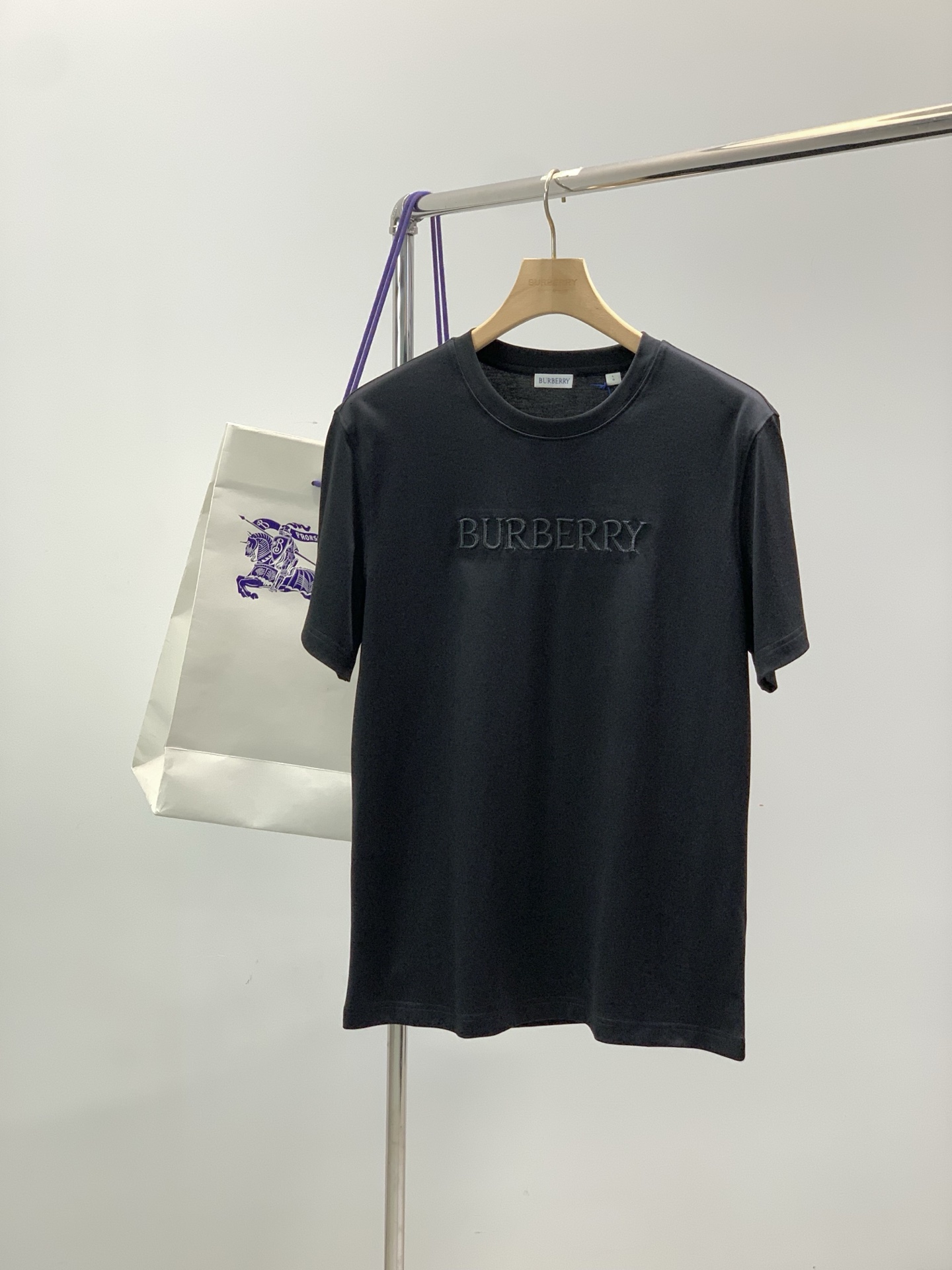NO:844491,, Burberry, 2026 summer latest products, available at counters simultaneously, original goods, fashionable and casual round neck short-sleeved T-shirt, imported original fabric, upper body is comfortable and breathable, top embroidery craft letter pattern decorated logo, extremely high grade, comfortable and versatile, upper body is handsome, 2 colors recommended, size M-3XL,, burberry, burberry, T-shirt, tees, t-shirt,19860909,Burberry 巴宝莉,2026夏季最新品,专柜同步有售,原单狠货,时尚休闲圆领短袖T恤,进口原版面料,上身舒适透气,顶级刺绣工艺字母图案装饰logo,档次极高,舒适百搭,上身帅气十足,2色推荐,码数M-3XL,,burberry,burberry,T-shirt,tees，t-shirt,,Men's clothing