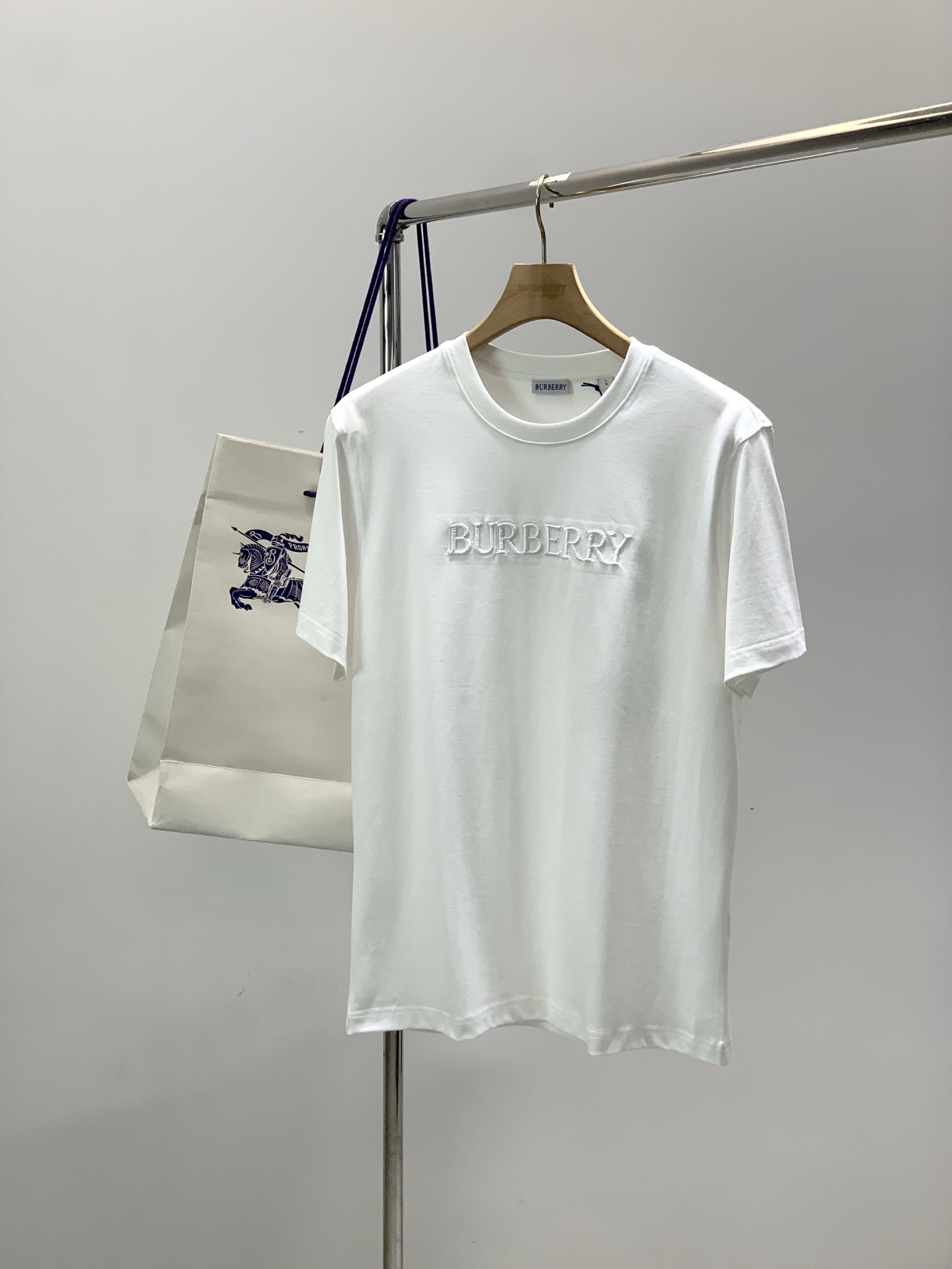 NO:844485,, Burberry, 2026 summer latest products, available at counters simultaneously, original goods, fashionable and casual round neck short-sleeved T-shirt, imported original fabric, upper body is comfortable and breathable, top embroidery craft letter pattern decorated logo, extremely high grade, comfortable and versatile, upper body is handsome, 2 colors recommended, size M-3XL,, burberry, burberry, T-shirt, tees, t-shirt,19860909,Burberry 巴宝莉,2026夏季最新品,专柜同步有售,原单狠货,时尚休闲圆领短袖T恤,进口原版面料,上身舒适透气,顶级刺绣工艺字母图案装饰logo,档次极高,舒适百搭,上身帅气十足,2色推荐,码数M-3XL,,burberry,burberry,T-shirt,tees，t-shirt,,Men's clothing