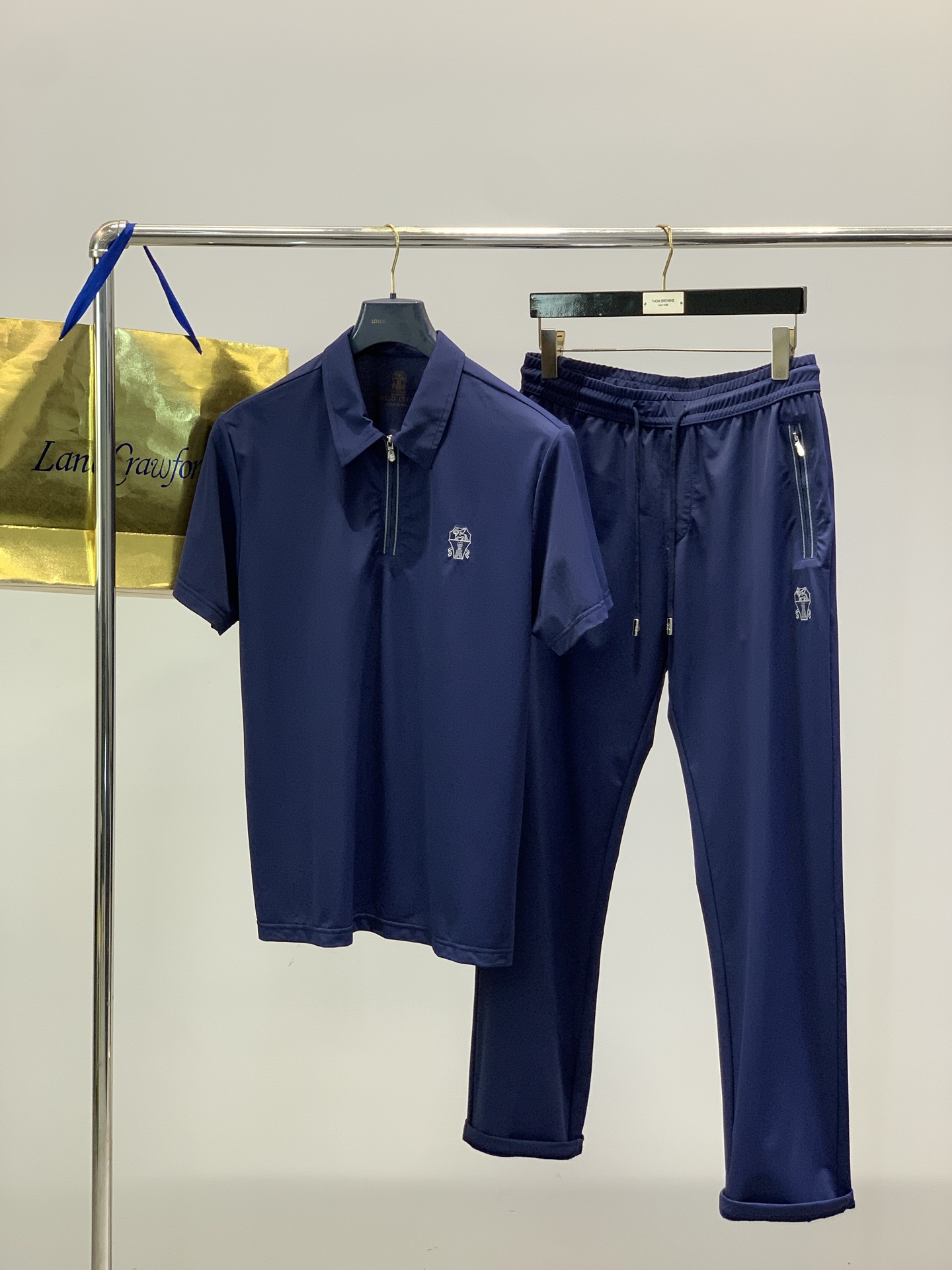 NO:844483,A set, BRUNELLO CUCINELLI Italian Lion, the latest product for summer 2026, available at counters simultaneously, original order, fashionable casual suit, made of imported original fabrics, top-notch embroidery printing technology, letter pattern decoration logo, original hardware accessories decoration, extremely high grade, comfortable and versatile, and the upper body is very handsome!  3 colors recommended, size M-4XL, brunello cucinelli,19860909一套,BRUNELLO CUCINELLI 意大利神狮,2026夏季最新品,专柜同步有售,原单狠货,时尚休闲套装,采用进口原版面料,顶级刺绣印花工艺字母图案装饰logo,原版五金辅料装饰,档次极高,舒适百搭,上身帅气十足！3色推荐,码数M-4XL,,brunello cucinelli,,Men's clothing