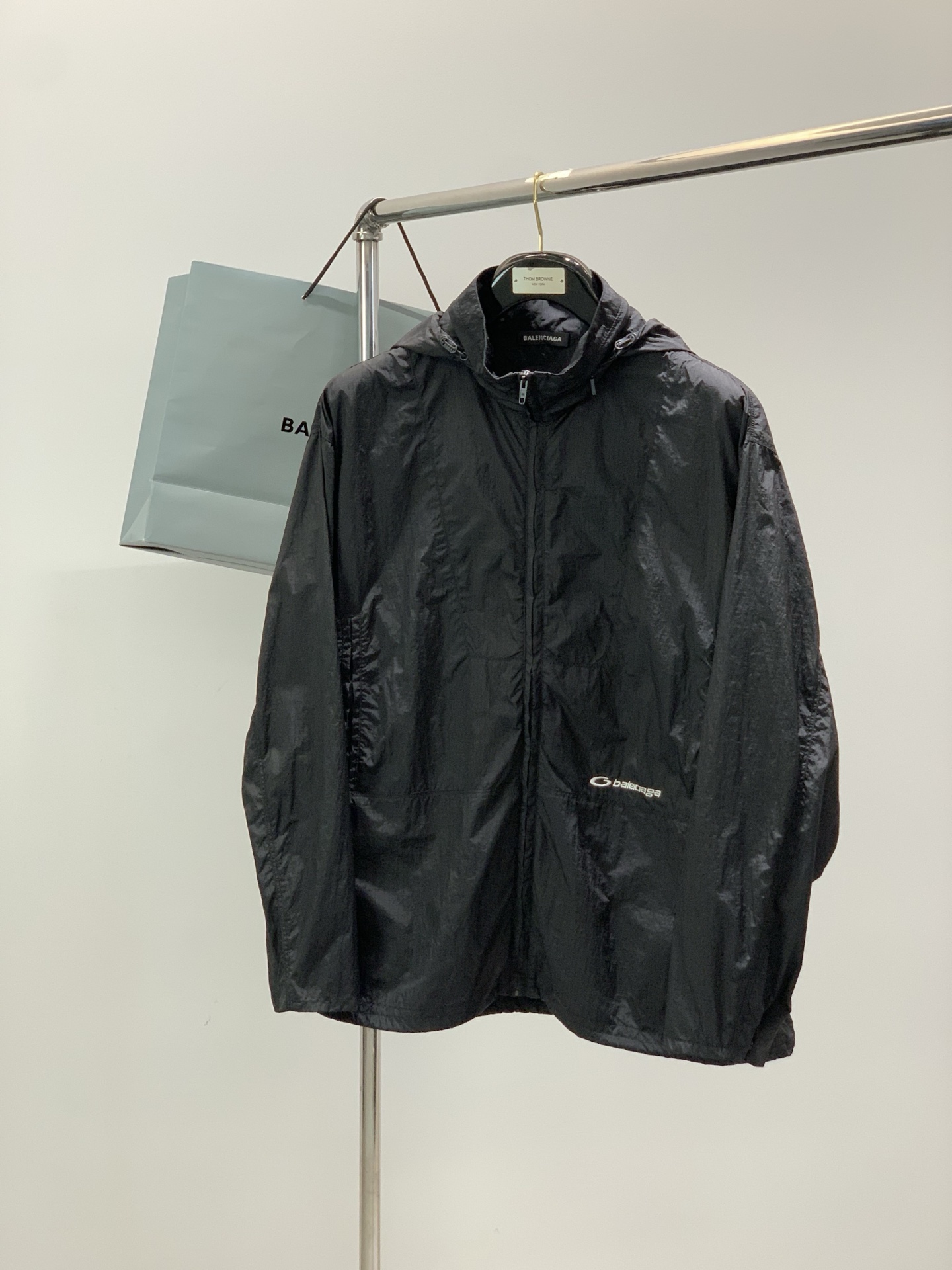 NO:844510,Clothes, pants, Balenciaga, Japanese imported fabrics, super handsome structural coating design. It has a discoloration effect after rubbing. Functional jacket with a stowable hood... A little artifact for summer wear, Paris Home cg's top jacket in 2026. Both girls and boys look very good in it. The complex structural design enhances the high-end three-dimensional sense. Only export orders have the chance to get it. Black and army green. Size m-2xL, m size chest, shoulder width 56  Clothes length 70, sleeve length 60. Bust in other sizes L144  Both girls and boys look very good in it. The complex structural design enhances the high-end three-dimensional sense. Only export orders have the opportunity to get it. Black and military green. Sizes m-2xL,,balenciaga,balenciaga,jackets & coats,hats,19860909衣服,裤子,巴黎世家 日本进口面料 超帅结构式 涂层设计.揉搓后有变色效果.可收纳帽兜机能外套…夏天穿搭的小神器,巴黎 家 cg2026年最顶的外套.女生男生穿着都非常非常好看,复杂的结构性设计,提升高级的立体感..出口的订单才有机会拿到. 黑色 军绿两色. 尺码m-2xL m码胸围 肩宽56 衣长70 袖长60.其他码胸围L144 xL148 2xL152 肩宽衣长袖长每码相差1.3cm 巴黎世家 日本进口面料 超结构式 涂层设计.揉搓后有变色效果.夏天穿搭的小神器,巴黎家 cg2026年最顶的休闲裤 女生男生穿着都非常非常好看,复杂的结构性设计,提升高级的立体感..出口的订单才有机会拿到. 黑色 军绿两色.尺码m-2xL,,balenciaga,balenciaga,jackets & coats,hats,,Men's clothing