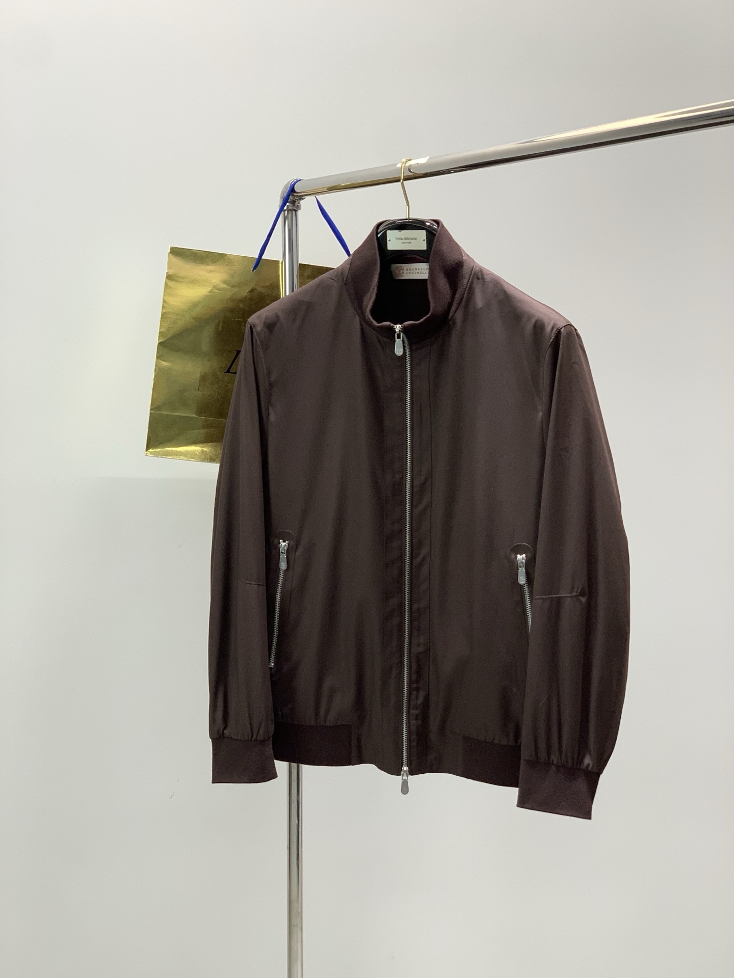 NO:844505,,BC stand collar brown zipper jacket material polyester fiber size 48-56 48 bust 106 shoulder width 44 sleeve length 60 length 65 50 bust 110 shoulder width 45 sleeve length 61 length 66 52 bust 114 shoulder width 46 sleeve length 62 length 67 54 bust 118 shoulder width 48 sleeve length 64 length 69  56 Bust 122 Shoulder Width 50 Sleeve Length 65 Clothing Length 70,,jackets & coats,19860909,BC立领咖啡色拉链外套 材质 聚酯纤维 尺码48-56 48胸围106肩宽44袖长60衣长65 50胸围110肩宽45袖长61衣长66 52胸围114肩宽46袖长62衣长67 54胸围118肩宽48袖长64衣长69 56胸围122肩宽50袖长65衣长70,,jackets & coats,,Men's clothing