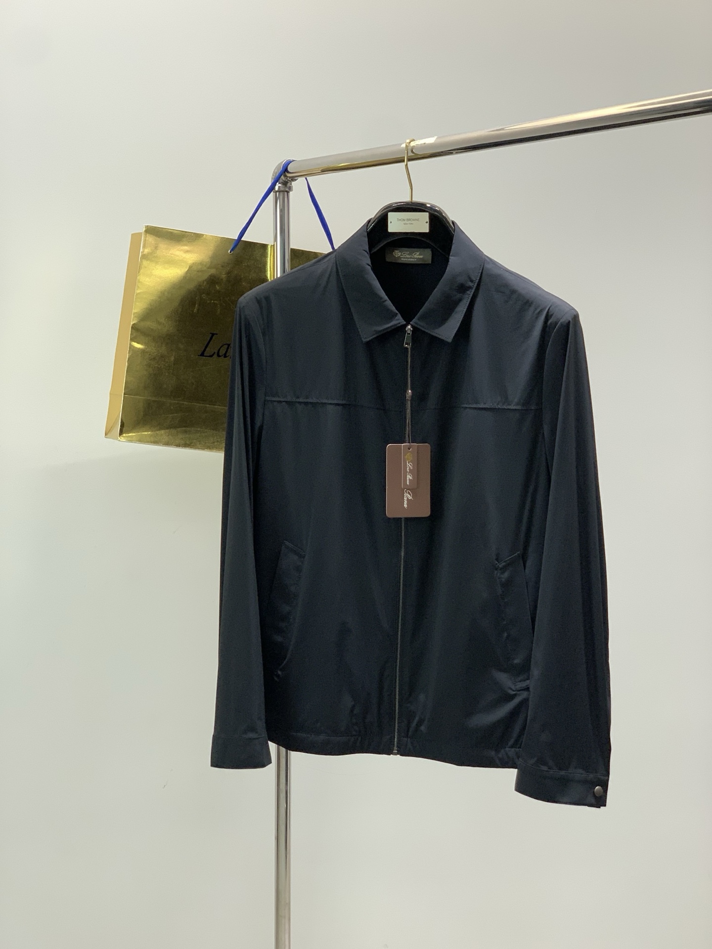 NO:844500,,LP new ultra-thin sun protection jacket material nylon spandex suitable for seasons spring, autumn, summer collar type lapel long sleeves sleeves regular sleeves regular length fit style other styles regular thickness size M-4XL M L  122 126 Shoulder width 44 46.47 48 49 51 Sleeve length 60 61 62 6465 66,,loro piana,jackets & coats,19860909,LP 新款超薄防晒 夹克 材质锦纶 氨纶 适用季节春 秋,夏 领型翻领 袖长长袖 袖型常规袖 衣长常规 版型合身 款式其他 厚度常规 尺码 M-4XL  M L XL2XL3XL 4XL  衣长 69 71 73 75 76 78 胸围 106110 114 118 122 126 肩宽 44 46.47 48 49 51 袖长 60 61 62 6465 66,,loro piana,jackets & coats,,Men's clothing