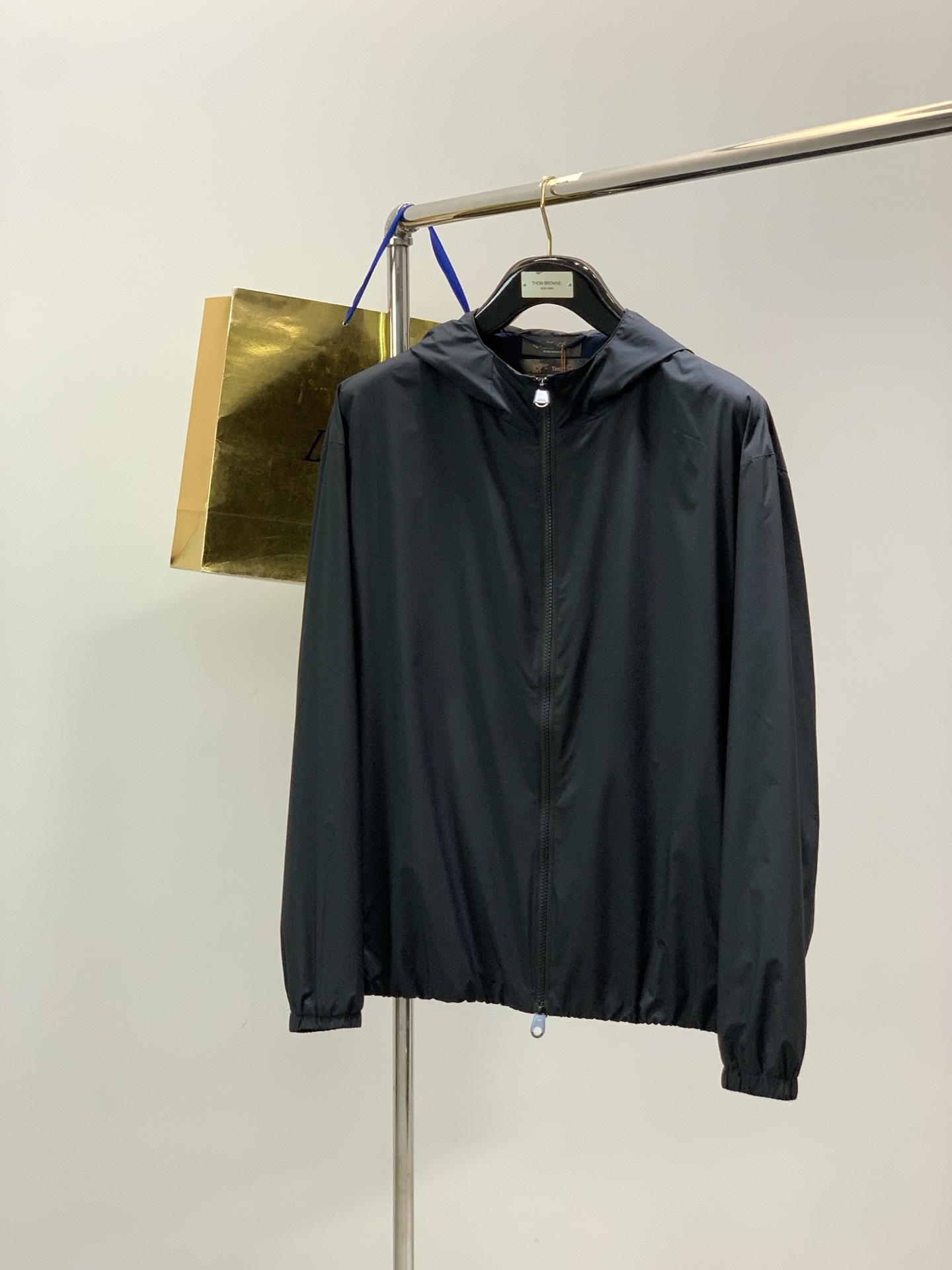 NO:844495,,LP new light outdoor casual hooded zipper hooded jacket fabric composition: polyester fiber lining polyester fiber  Patchwork polyester fiber, the jacket fabric is made of mini-lattice ultra-dry fabric, 20D*20D high-density weaving, with polyester high-elastic fiber, which has excellent resilience and memory, and is not easy to deform after long-term wear. Ultra-thin micro-bubble structure + mini-lattice texture, feels as dry as cotton, and can naturally rebound without ammonia. It is light and burdenless to wear, and has a slightly wrinkled texture that is naturally loose.  It has a relaxed feel, a loose hooded version that is not picky about your figure, and is very tolerant. The hood is simple and neat, and can quickly protect you when there is sudden cooling or rain. Customized full-length double-ended black zippers, easy to put on and take off, and you can freely adjust the opening and closing. The shape is neater, and the small details are not simple. The elastic cuffs + elastic hem effectively lock in body temperature, strengthen the windproof effect, and are not easy to get drafted during activities.  Size M-3XL M LXL 2XL3XL Bust 120 124128 132136 Sleeve length 58 6061 6364 Clothes length 66 6870 7274 Shoulder width 55 56 5859 60,,loro piana,jackets & coats,hats,19860909,LP 新款轻户外休闲连帽拉链连帽夹克 面料成份:聚酯纤维 里料聚酯纤维 拼布聚酯纤维,夹克面料采用迷你格极致干爽面料,20D*20D高密度织造,搭配涤纶高弹纤维,自带优秀回弹性与记忆感,久穿不易变形.超薄微泡结构+迷你格肌理,触感干爽如棉,无氨也能自然回弹,穿着轻盈没有负担,略带微皱的质感自带松弛感,宽松连帽版型,不挑身材,包容度非常高,帽型简约利落,突发降温或降雨时能快速防护,定制全长双头黑拉链,穿脱便捷,可自由调节开合度,造型更利落,小细节也不简单,松紧袖口+松紧下摆有效锁住体温,强化防风效果,活动时也不易灌风. 尺码M-3XL  M LXL 2XL3XL 胸围 120 124128 132136 袖长58 6061 6364 衣长66 6870 7274 肩宽55 56 5859 60,,loro piana,jackets & coats,hats,,Men's clothing