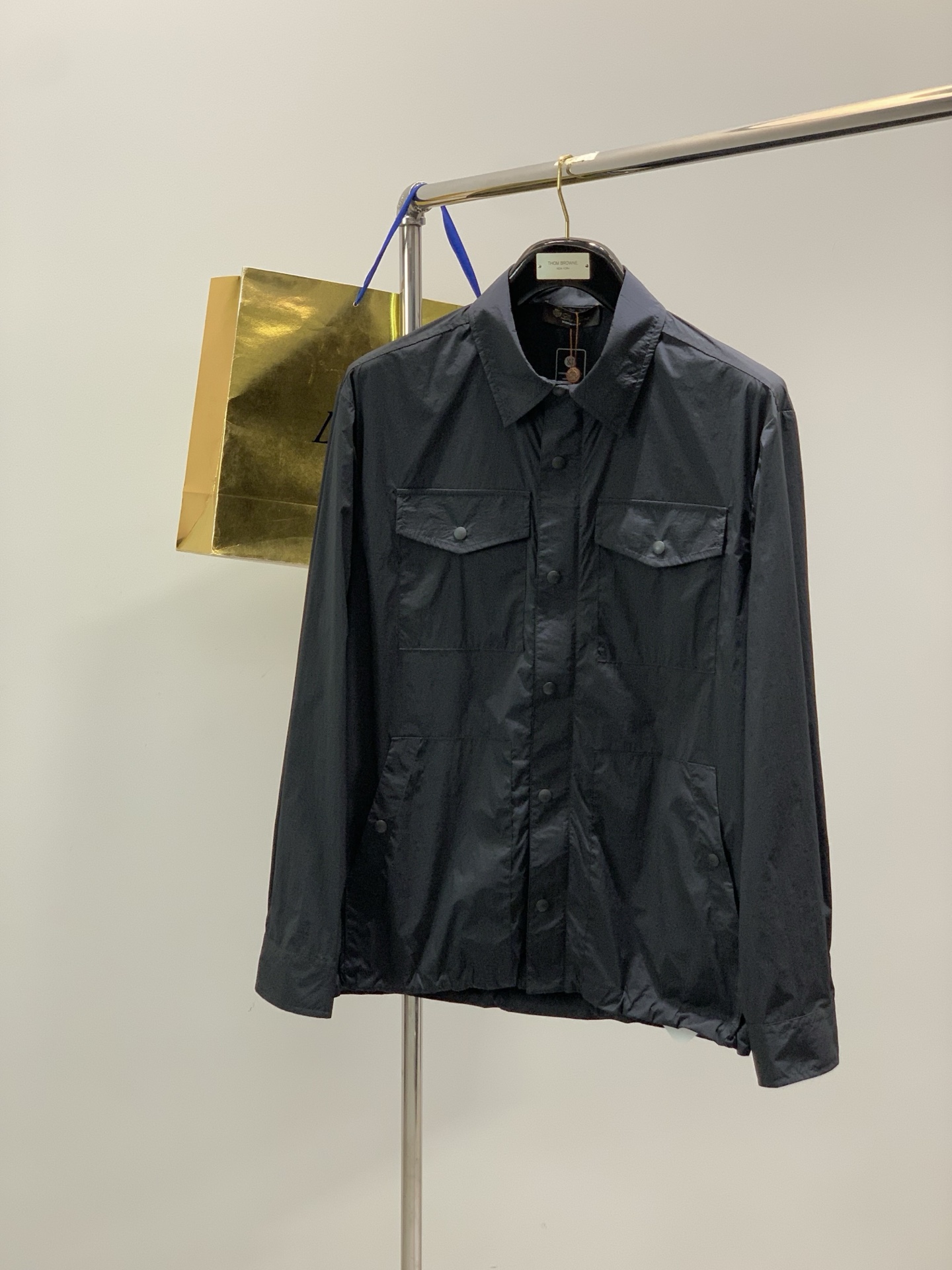 NO:844490,, LP new lapel black button-down shirt jacket. Fabric composition: 88.6 nylon 11.4 spandex (  A must-have for men when commuting! The functional shirt jacket is made of 20D*20D high-density nylon round-hole weft elastic fabric with a golden ratio of 88.6 nylon + 11.4 spandex! It feels like a matte and crisp texture, not a soft and cheap material! It also has Teflon three-proof technology and multiple black technology for anti-bacterial and anti-bacterial finishing.  Static, UV20+ professional anti-ultraviolet! It is not stuffy, breathable and refreshing; it can also be fully protected when traveling outdoors, and the details are more flexible. The placket is double-opening with a button + zipper, which is more convenient to put on and take off. It is windproof and can be fully zipped, which is more practical than a single zipper! The whole garment uses sungrip plastic buttons imported from Japan, and it is used for the placket, pockets and cuffs!  Size M-3XL Size ML19860909,LP 新款翻领黑色 纽扣衬衫外套 面料成份:88.6锦纶11.4氨纶（ 男士通勤刚需！机能衬衫夹克太能打了,面料是20D*20D高密尼龙圆孔纬弹布,88.6锦纶+11.4氨纶黄金配比！摸上去是那种哑光挺括的质感,不是软塌塌的廉价料！在面料基础上又增加了特氟龙三防工艺,还有多重黑科技后整抗菌、抗静电、UV20+专业抗紫外线！不闷汗,透气又清爽；户外出行也能全方位防护,细节也更灵动,门襟是扣子+拉链双重开合,穿脱更方便,防风性直接拉满,比单拉链更实用！全衣用的都是日本进口sungrip塑料扣,门襟、口袋、袖口全用它！ 尺码M-3XL 尺码ML XL 2XL3XL 胸围 112 116120 124134 袖长 6061626364 衣长 6870727476 肩宽 48 49515253,,loro piana,jackets & coats,jackets & coats,shirts,gold,,Men's clothing
