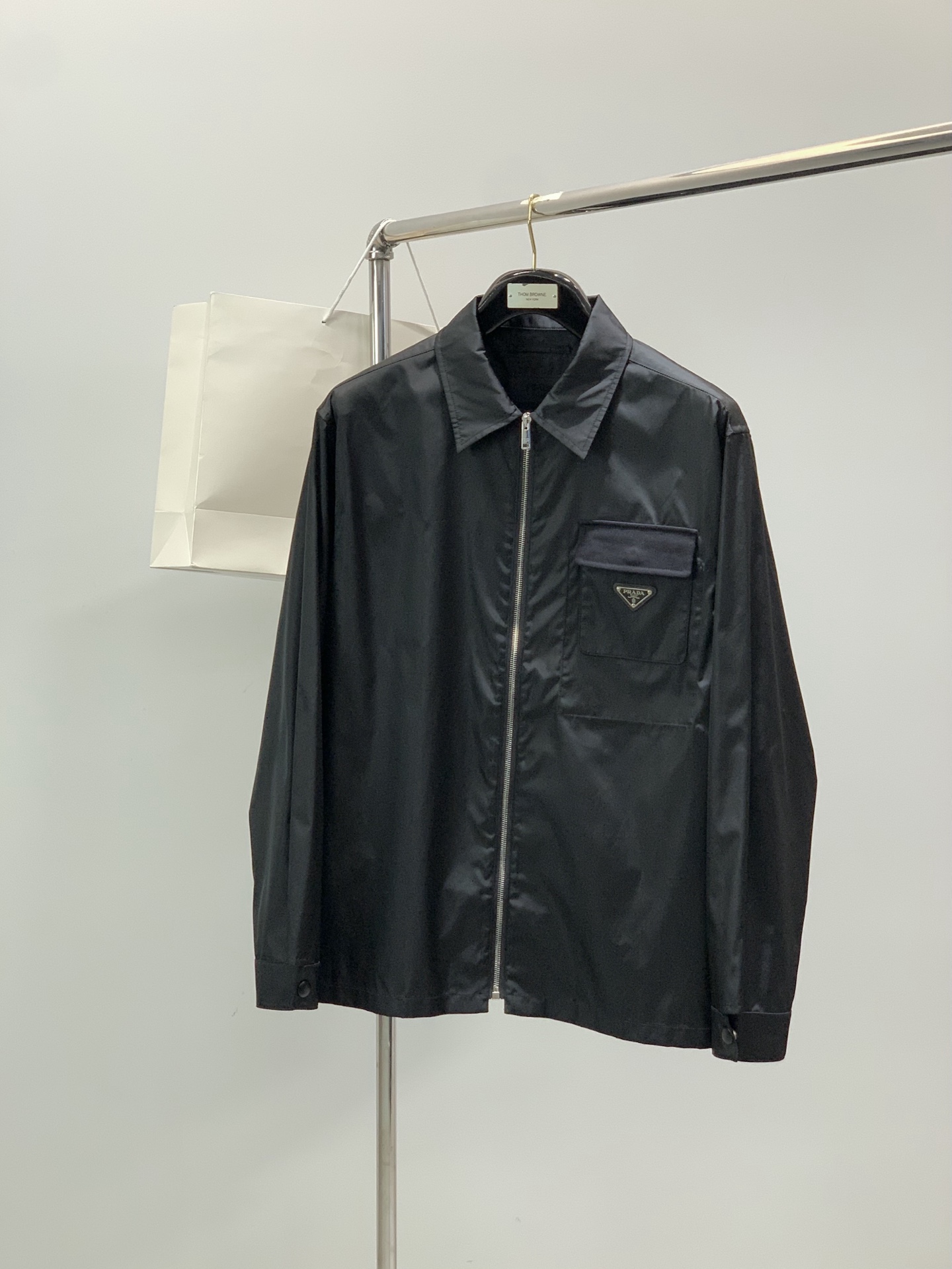 NO:844530,, Prada Pr*da Re-Nylon emblem patch pocket lapel zipper coach jacket is synonymous with classics, never flashy... Loose body conventional design and tailoring with simple personality and fashionable style, inherently extraordinary. Nylon polyamide nylon fiber fabric, extremely delicate oily texture. Light and lightweight with high elastic recovery effect, anti-wrinkle and windproof, breathable and comfortable without stuffiness.  The metal zipper placket and chest pocket design are full of sunshine and vitality. The classic enamel Milano badge is still charming, and the snap button cuff design highlights the quality. Same style for men and women. Color: black Size: 48=M 50=L 52=XL 54=XXL Size 48: Bust 116cm - Length 73cm - Shoulder width 49cm - Sleeve length 62cm  Size 50: Bust 120cm - Length 74cm - Shoulder width 50cm - Sleeve length 63cm. Size 52: Bust 124cm - Length 75cm - Shoulder width 51cm - Sleeve length 64cm. Size 54: Bust 128cm - Length 76cm - Shoulder width 52cm - Sleeve length 65cm. Prada, jackets & coats, jackets & coats,19860909,普拉达 Pr*da Re-Nylon徽章贴袋翻领拉链教练夹克外套 经典的代名词,从不花里胡哨...宽松体常规设计裁剪兼具简约个性时尚范儿,与生俱来的不平凡. Nylon聚酰胺锦纶纤维面料,极为细腻的油润质感.轻薄轻便具有高弹性回复效果,抗皱防风,透气舒适无闷热感. 金属拉链开襟搭配胸前口袋设计充满阳光活力.经典的珐琅Milano徽章依旧风采动人,按扣袖口设计彰显品质. 男女同款 颜色:黑色 尺码:48=M 50=L 52=XL 54=XXL 48码:胸围116cm-衣长73cm-肩宽49cm-袖长62cm 50码:胸围120cm-衣长74cm-肩宽50cm-袖长63cm 52码:胸围124cm-衣长75cm-肩宽51cm-袖长64cm 54码:胸围128cm-衣长76cm-肩宽52cm-袖长65cm,,prada,jackets & coats,jackets & coats,,Men's clothing