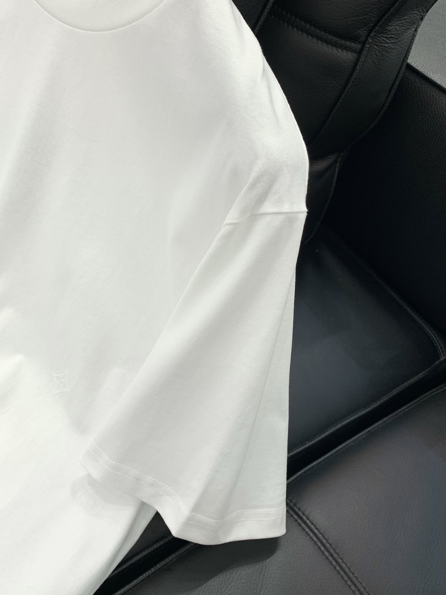 ，LouisVuitton 路易威登，2026夏季最新款，专柜同步有售，原单狠货，时尚休闲圆领短袖T恤，