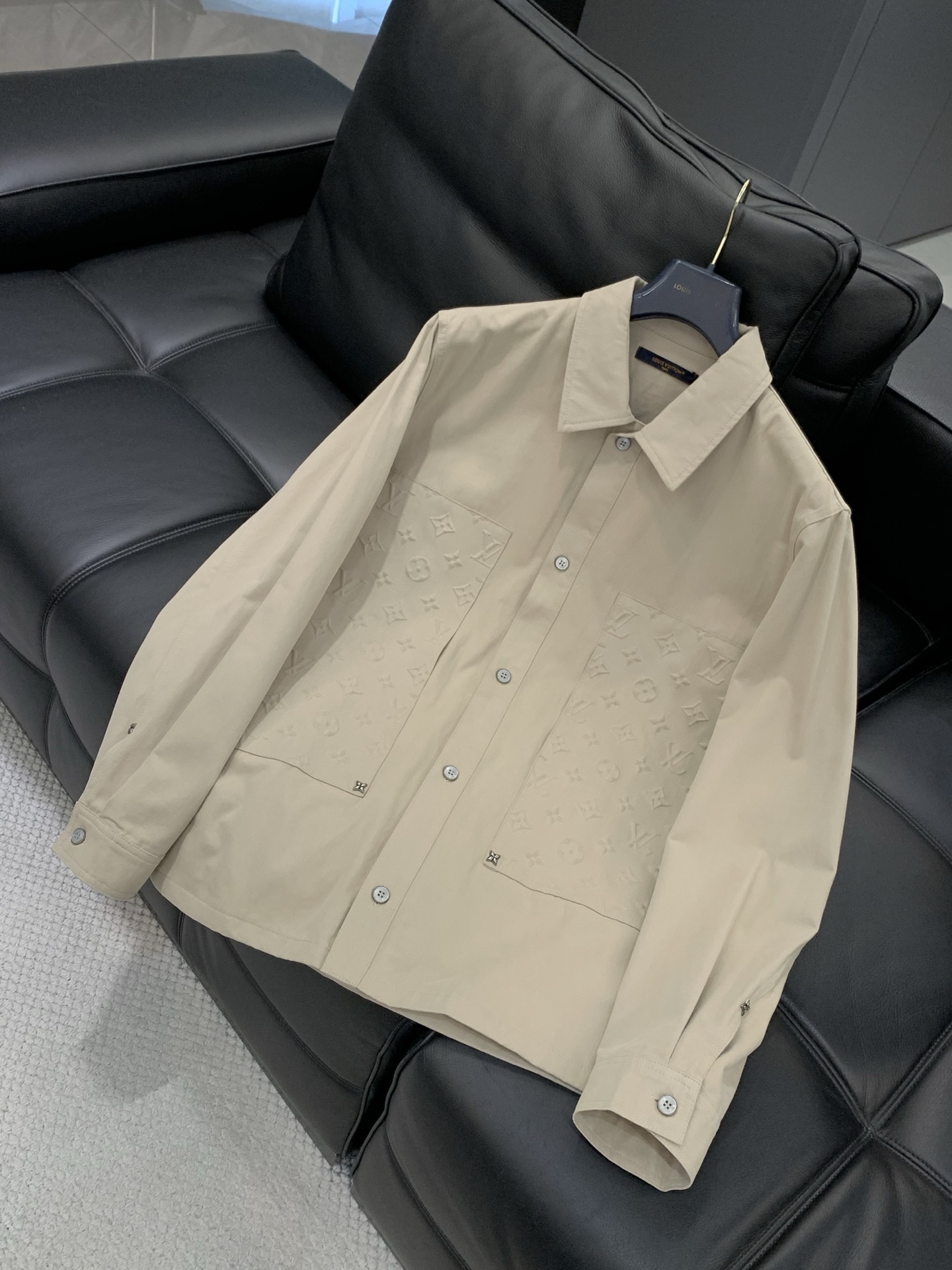 ，LouisVuitton 路易威登，2026春季最新款，专柜同步有售，原单狠货，时尚休闲翻领外套，上身