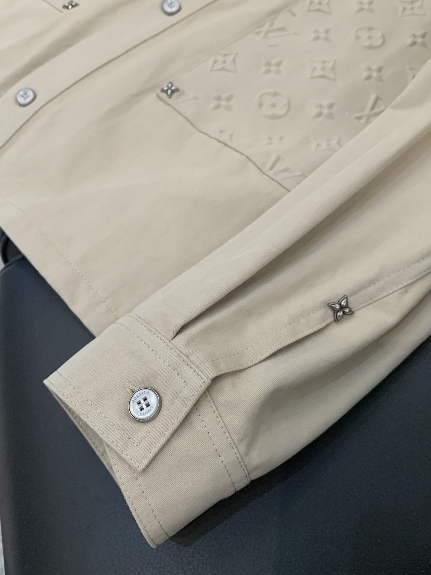 ，LouisVuitton 路易威登，2026春季最新款，专柜同步有售，原单狠货，时尚休闲翻领外套，上身