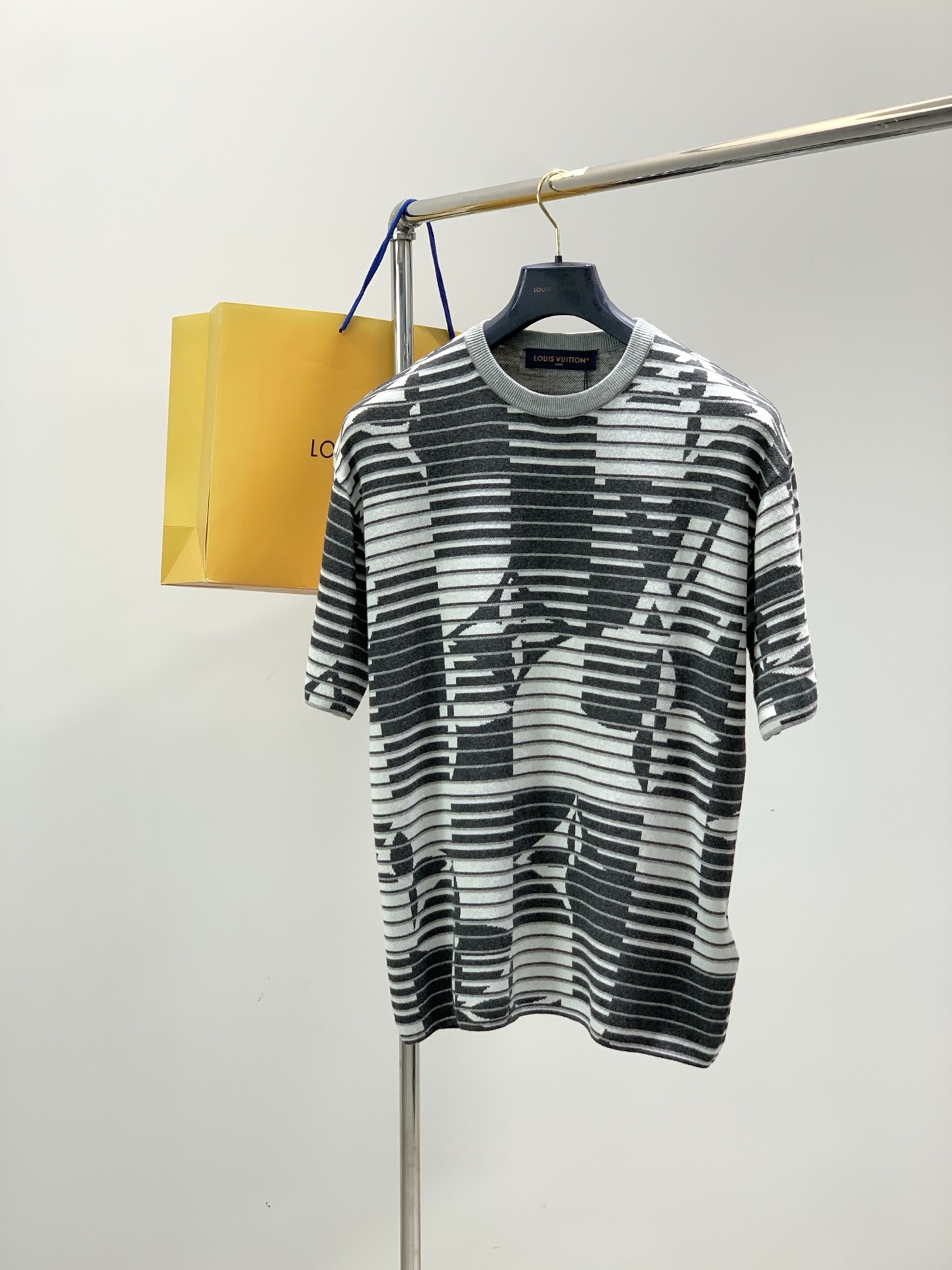 ，LouisVuitton 路易威登，2026春季最新款，专柜同步有售，原单狠货，时尚休闲针织圆领短袖，