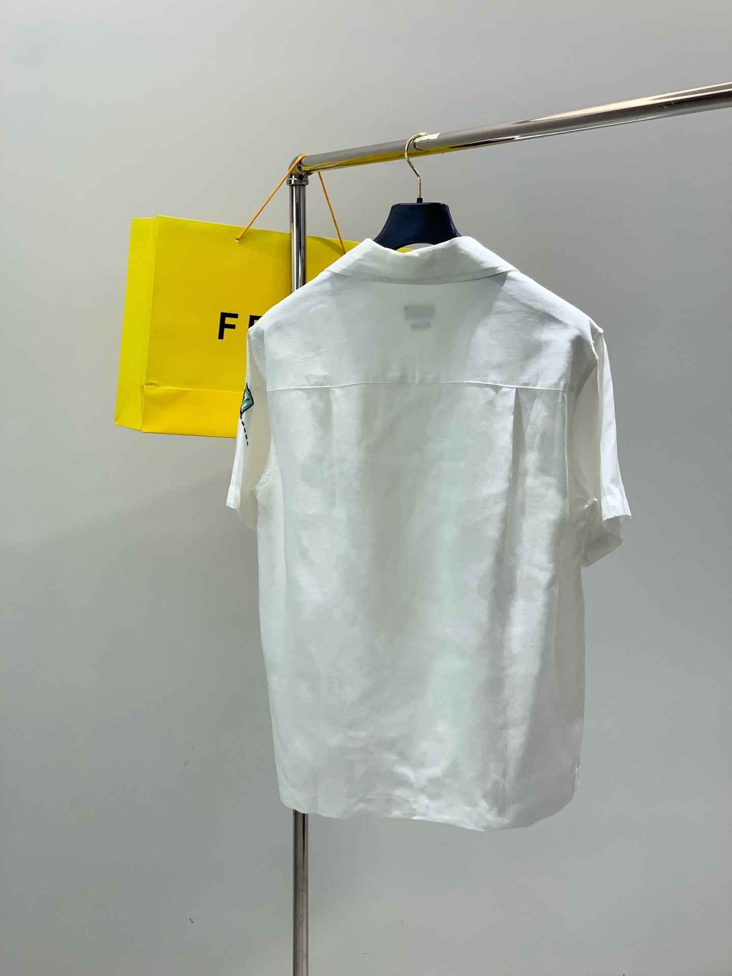 ，FENDI 芬迪，2026夏季最新品，专柜同步有售，原单狠货，时尚休闲短袖衬衫，进口原版面料，顶级刺绣