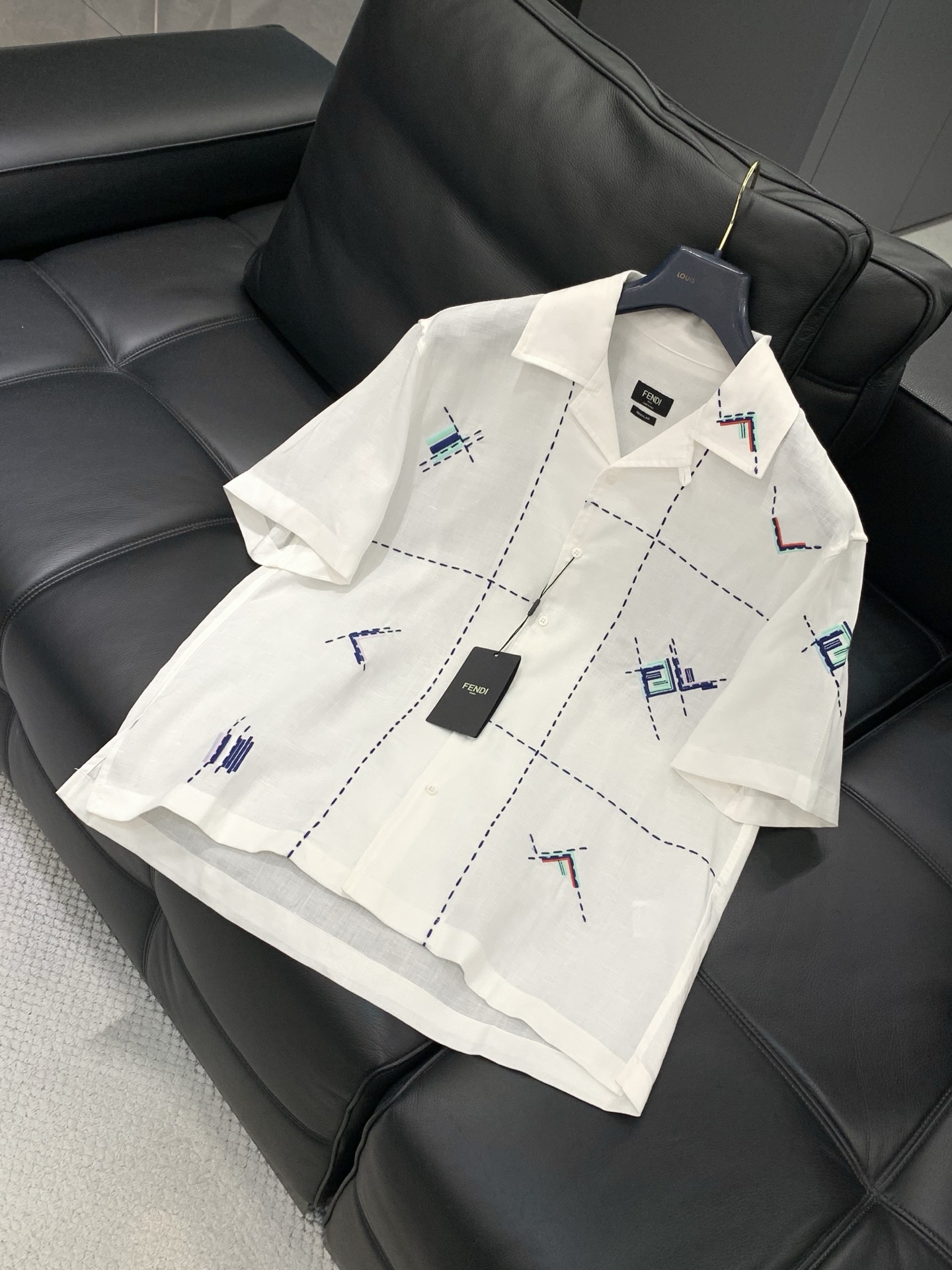 ，FENDI 芬迪，2026夏季最新品，专柜同步有售，原单狠货，时尚休闲短袖衬衫，进口原版面料，顶级刺绣