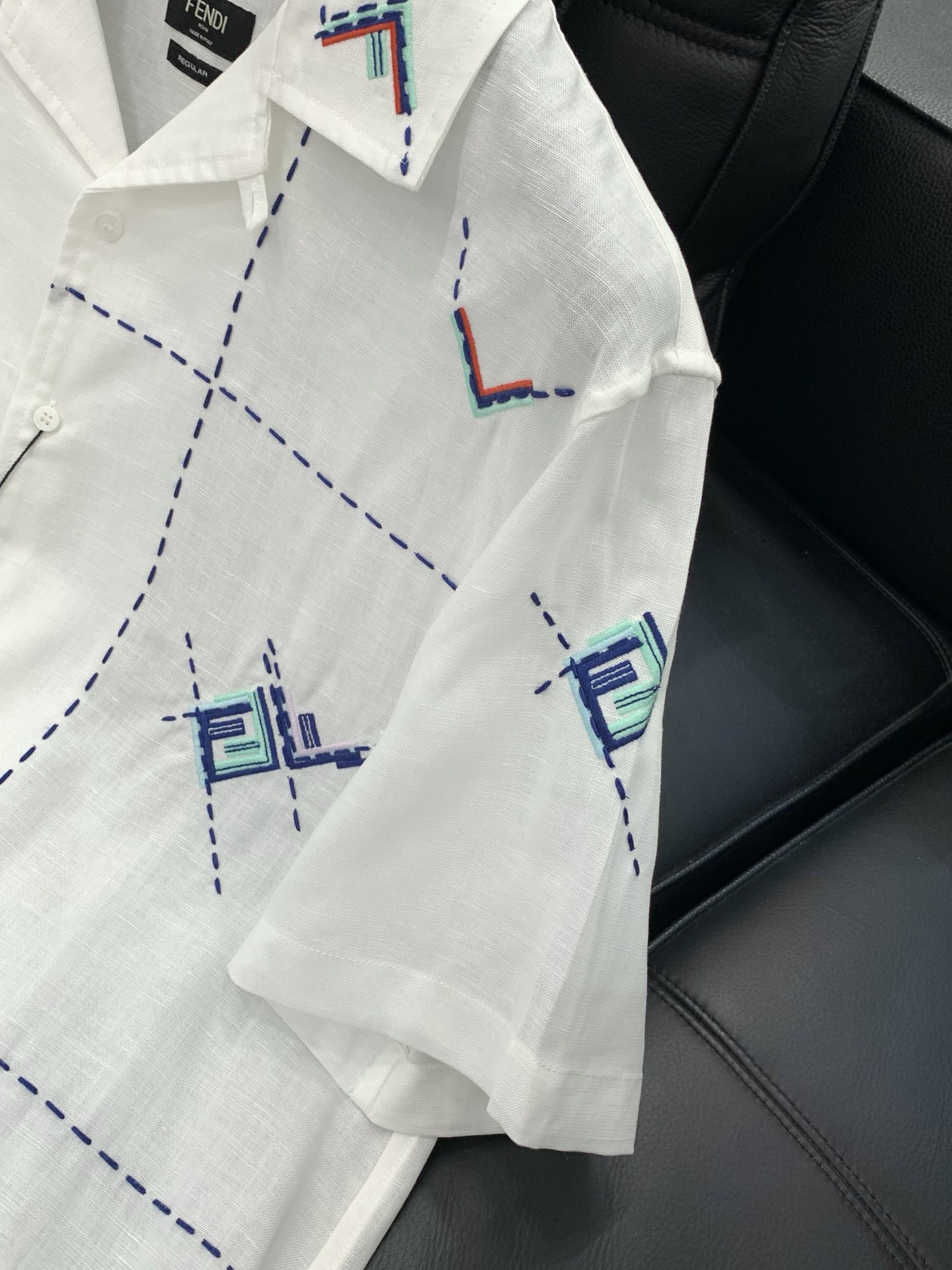 ，FENDI 芬迪，2026夏季最新品，专柜同步有售，原单狠货，时尚休闲短袖衬衫，进口原版面料，顶级刺绣
