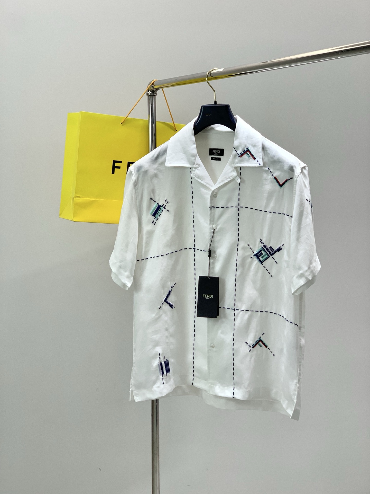，FENDI 芬迪，2026夏季最新品，专柜同步有售，原单狠货，时尚休闲短袖衬衫，进口原版面料，顶级刺绣
