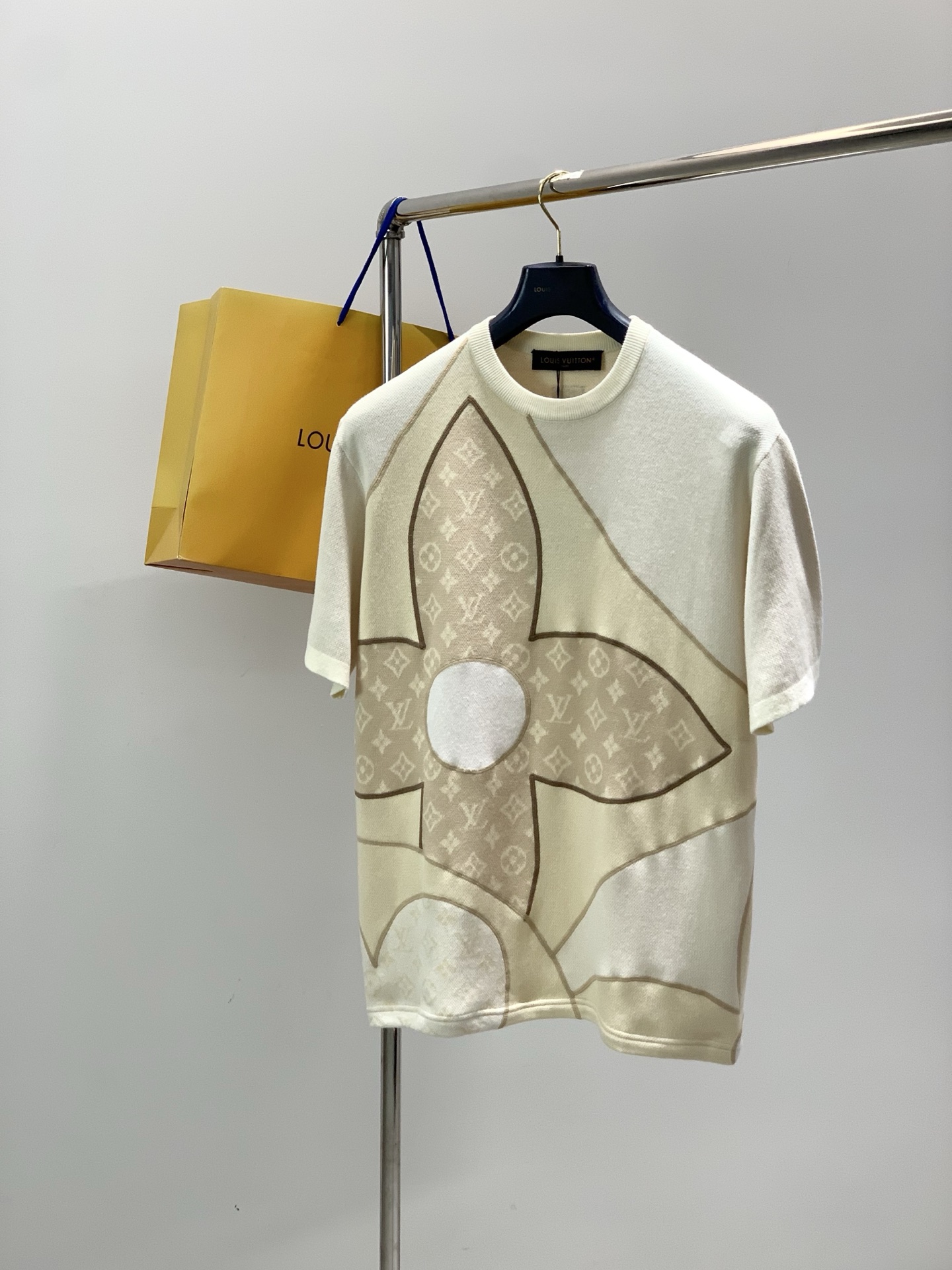 ，LouisVuitton 路易威登，2026春季最新款，专柜同步有售，原单狠货，时尚休闲针织圆领短袖，