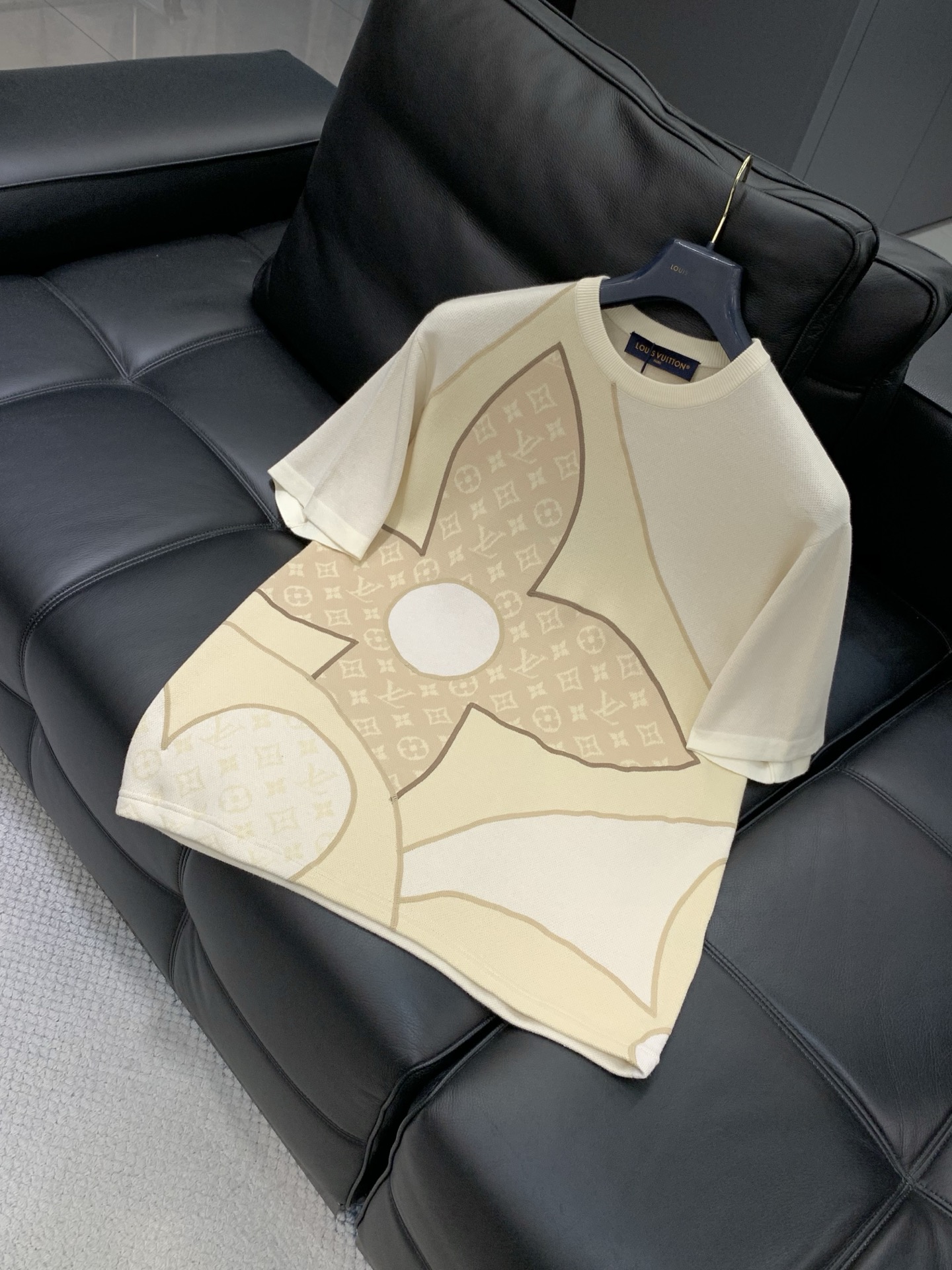 ，LouisVuitton 路易威登，2026春季最新款，专柜同步有售，原单狠货，时尚休闲针织圆领短袖，