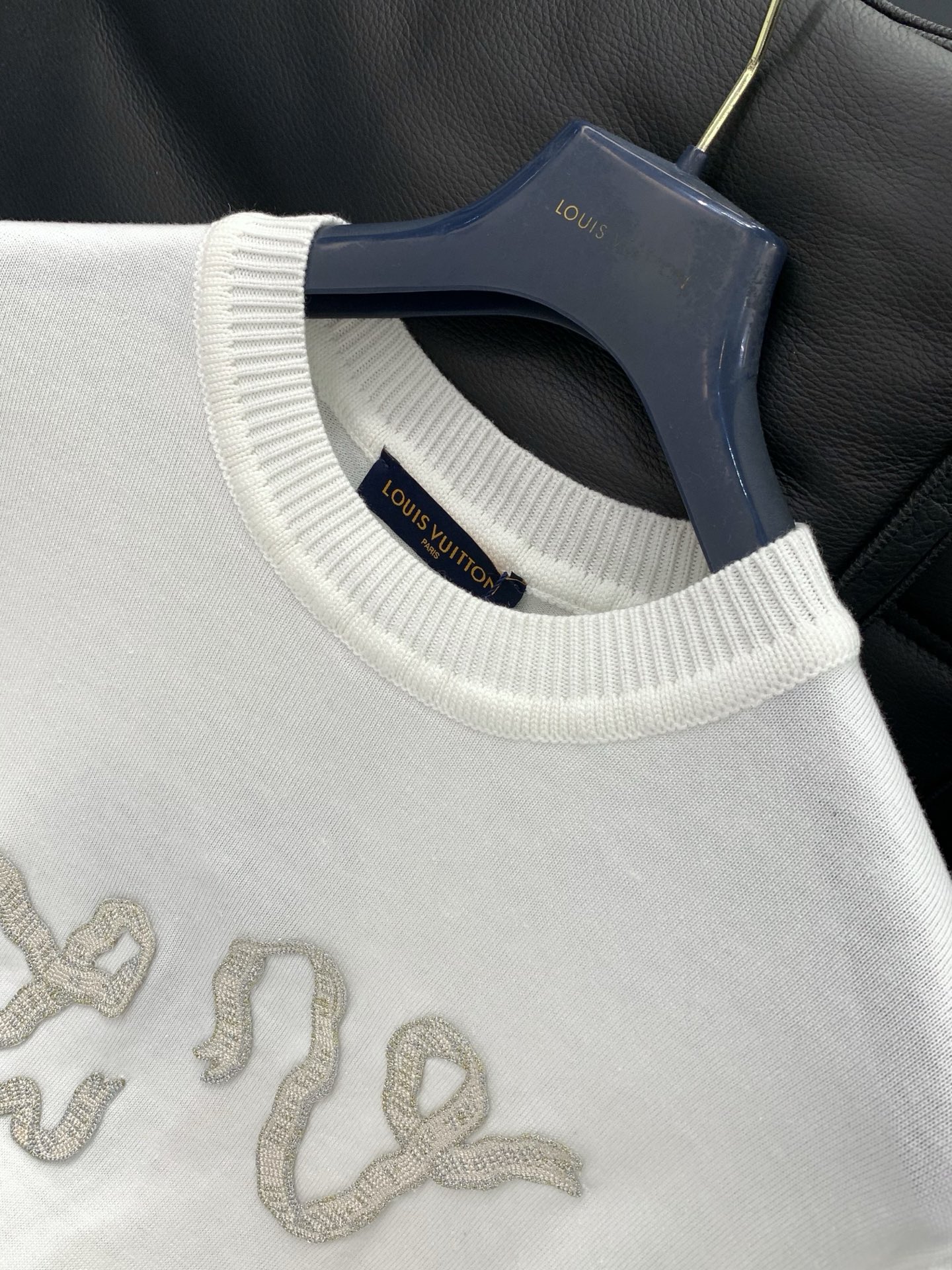 ，LouisVuitton 路易威登，2026春季最新款，专柜同步有售，原单狠货，时尚休闲针织圆领短袖，