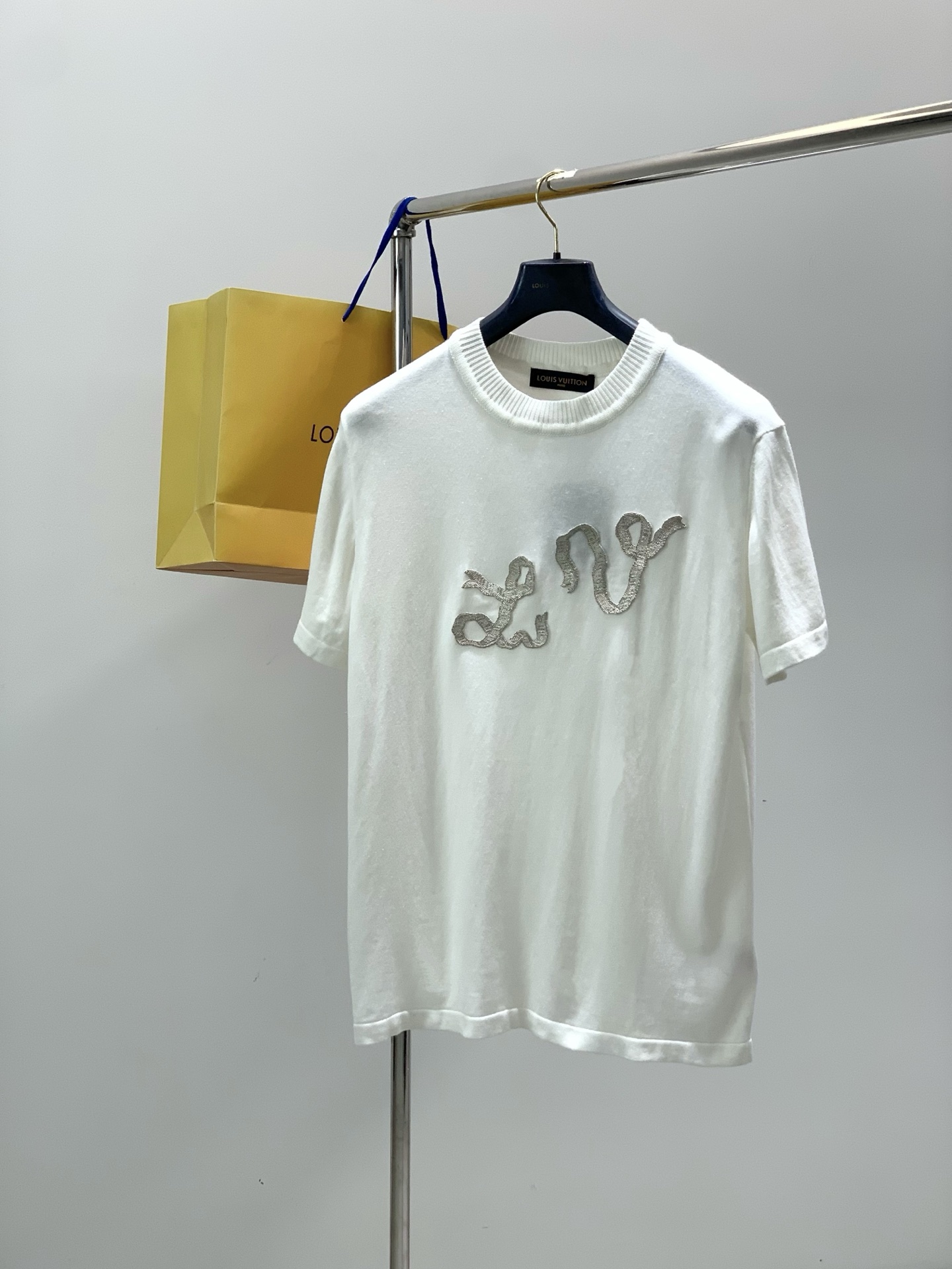 ，LouisVuitton 路易威登，2026春季最新款，专柜同步有售，原单狠货，时尚休闲针织圆领短袖，