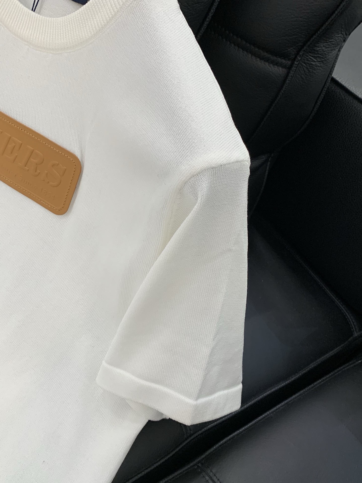 ，LouisVuitton 路易威登，2026春季最新款，专柜同步有售，原单狠货，时尚休闲针织圆领短袖，