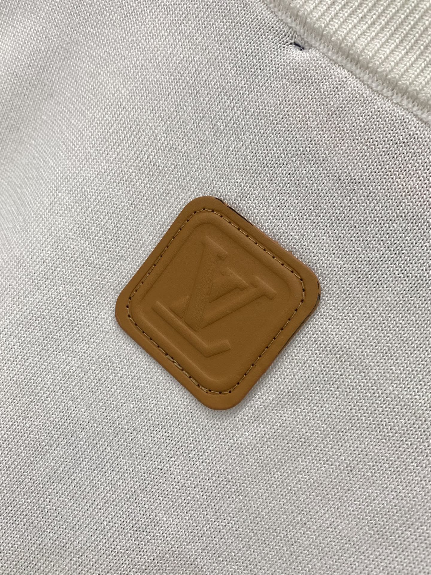 ，LouisVuitton 路易威登，2026春季最新款，专柜同步有售，原单狠货，时尚休闲针织圆领短袖，