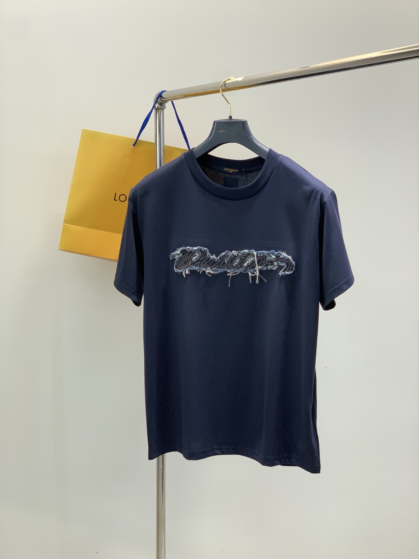 ，LouisVuitton 路易威登，2026夏季最新款，专柜同步有售，原单狠货，时尚休闲圆领短袖T恤，
