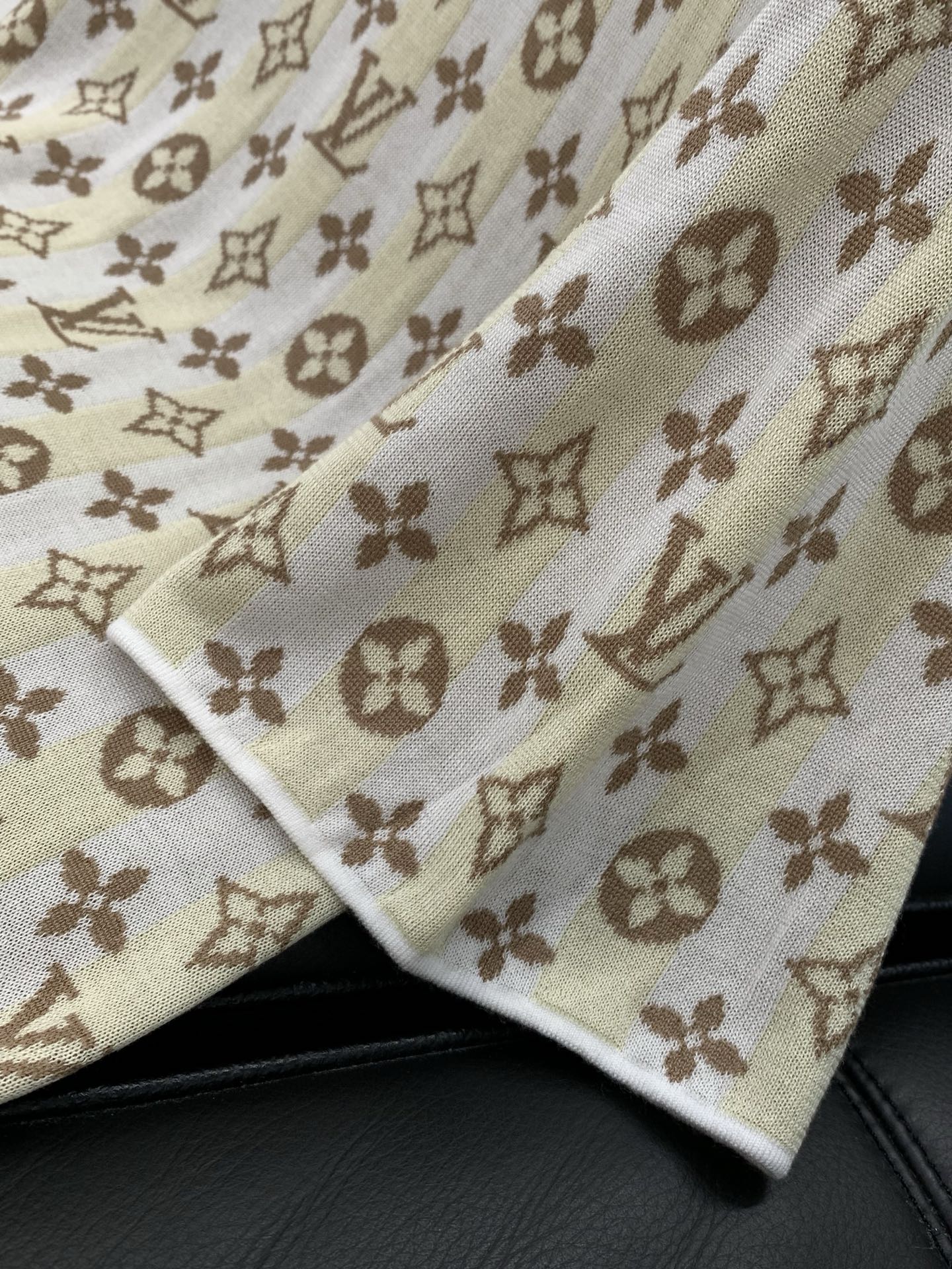 ，LouisVuitton 路易威登，2026春季最新款，专柜同步有售，原单狠货，时尚休闲针织圆领短袖，
