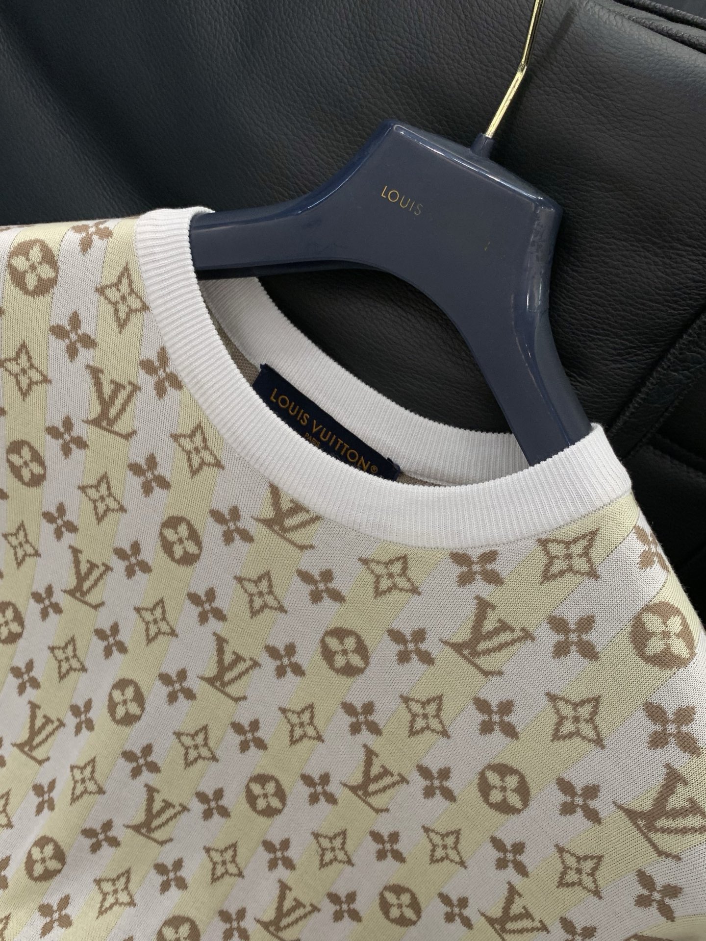 ，LouisVuitton 路易威登，2026春季最新款，专柜同步有售，原单狠货，时尚休闲针织圆领短袖，