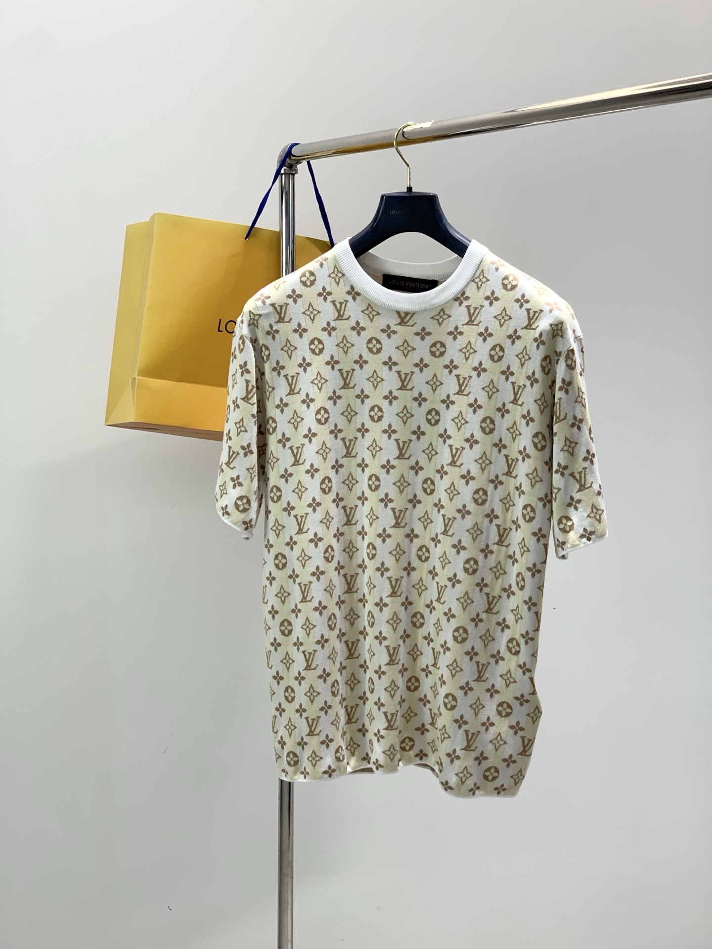 ，LouisVuitton 路易威登，2026春季最新款，专柜同步有售，原单狠货，时尚休闲针织圆领短袖，