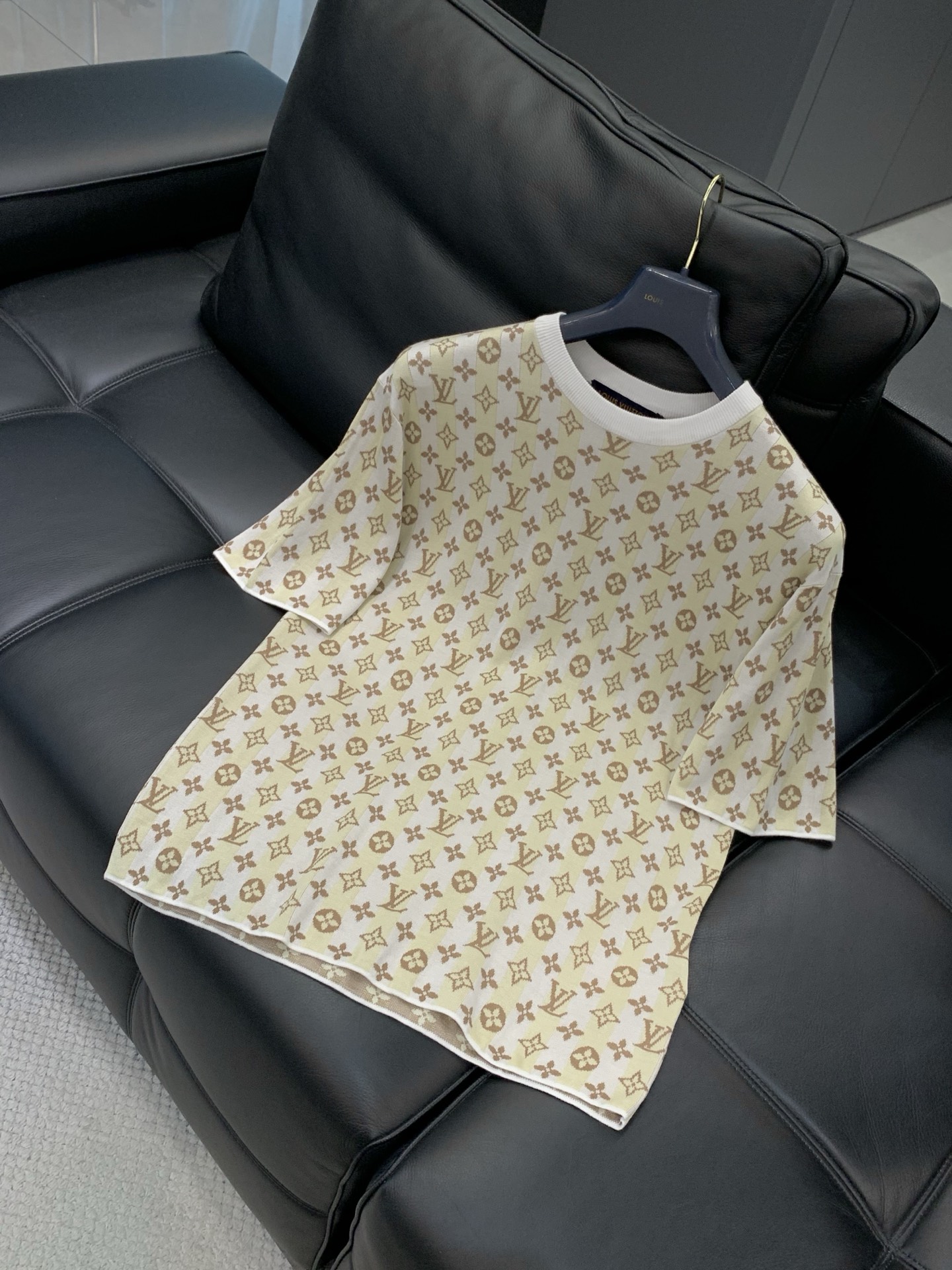 ，LouisVuitton 路易威登，2026春季最新款，专柜同步有售，原单狠货，时尚休闲针织圆领短袖，