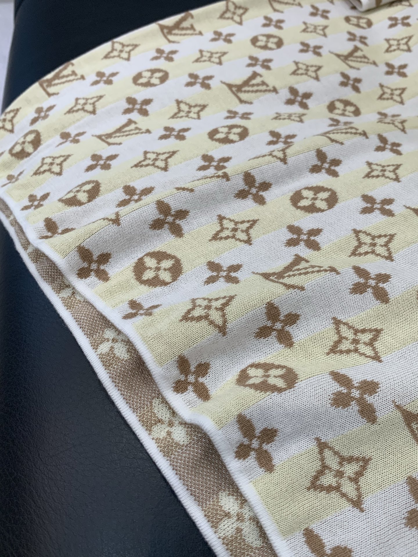 ，LouisVuitton 路易威登，2026春季最新款，专柜同步有售，原单狠货，时尚休闲针织圆领短袖，