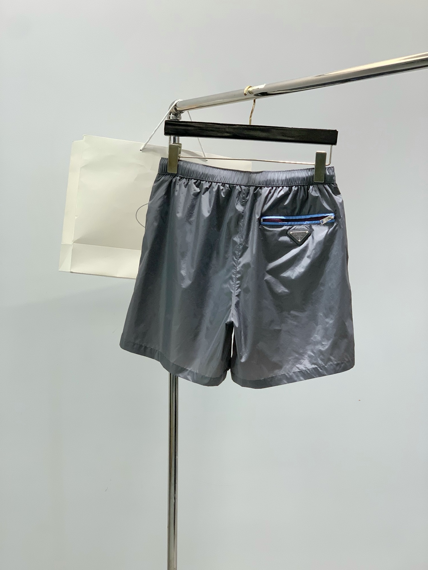 ，PRADA 普拉达，2026夏季最新品，专柜同步有售，时尚休闲短裤，进口原版面料，做工极为复杂，唯一可