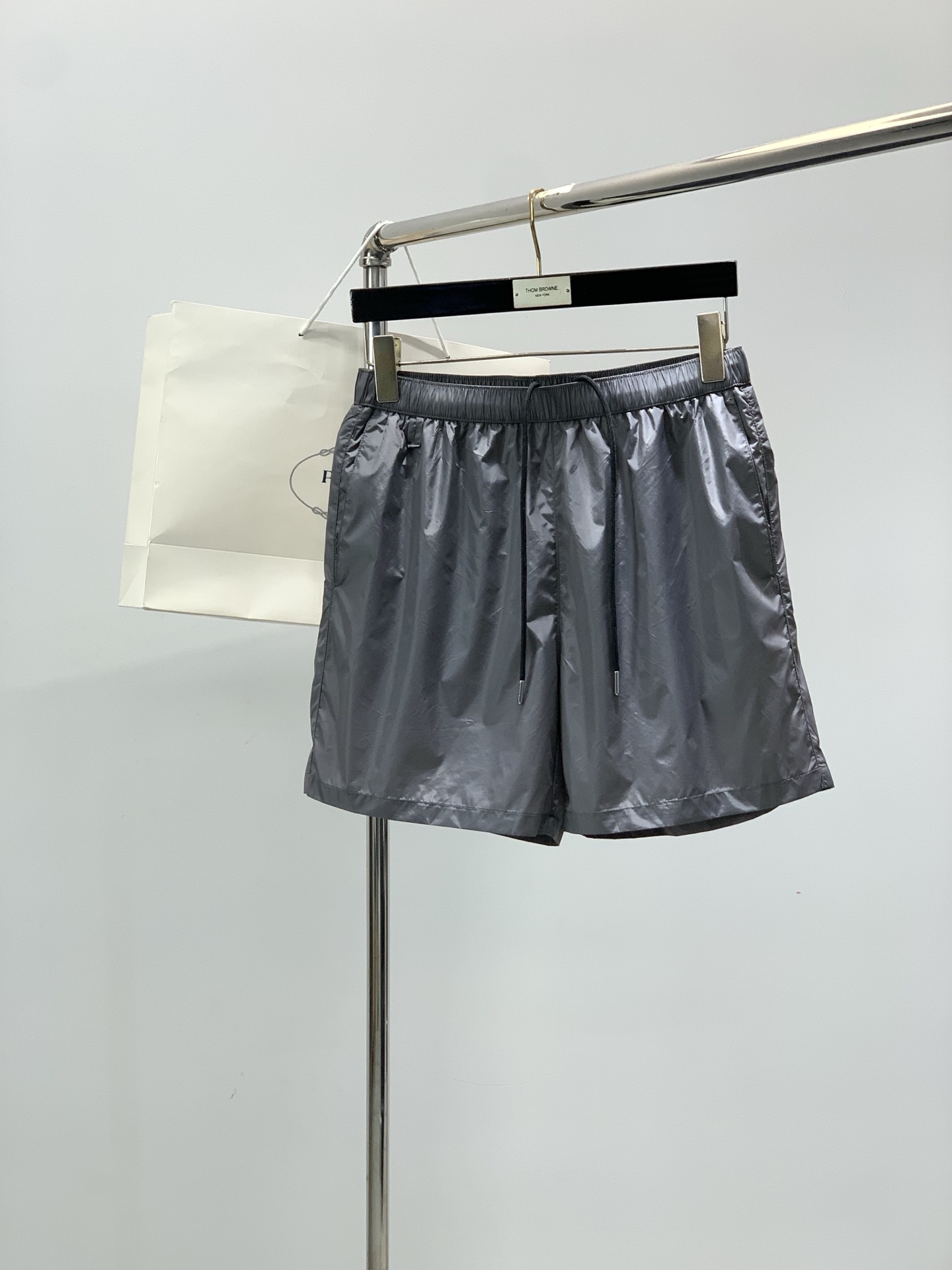 ，PRADA 普拉达，2026夏季最新品，专柜同步有售，时尚休闲短裤，进口原版面料，做工极为复杂，唯一可