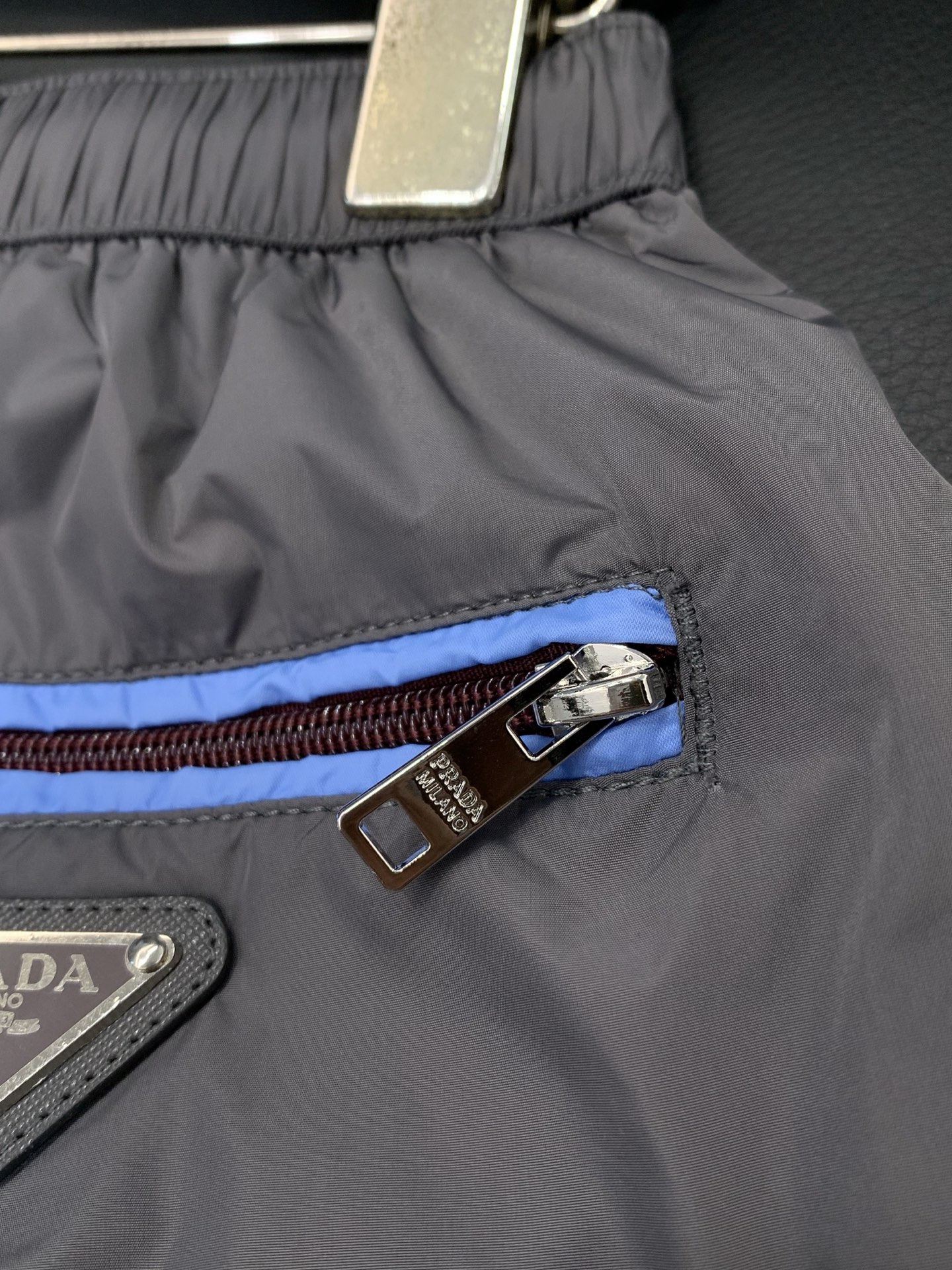 ，PRADA 普拉达，2026夏季最新品，专柜同步有售，时尚休闲短裤，进口原版面料，做工极为复杂，唯一可
