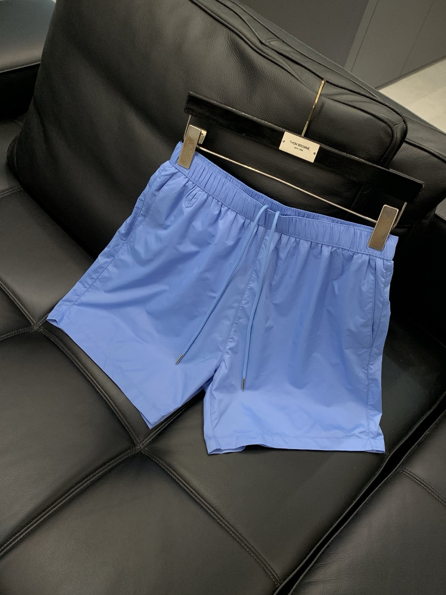 ，PRADA 普拉达，2026夏季最新品，专柜同步有售，时尚休闲短裤，进口原版面料，做工极为复杂，唯一可